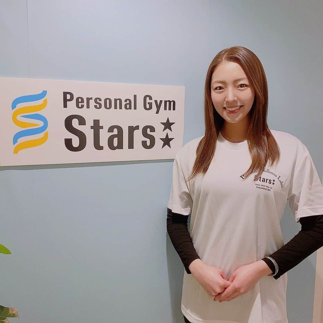 川崎美海のインスタグラム：「この度、中目黒Starsのエステを管理する事になりました⭐️  Dr.sエステStars 【エナジーエステ】とはですね。 新たに開発されたまだ世に全然出回っていない特殊な機械を特別に扱わせて頂きました。  ☆痩身・ダイエット ☆自律神経が整う ☆デトックス ☆筋力アップ 全てがいっきに出来るのです！  足下のパッドからテラヘルツ波をセラピストの身体に取り入れて、生体微弱電流をお客様に流していく全く新しいエステです。  ウエスト、太ももなど一回の施術で1,2cmはすぐ縮む結果しかないエステになっております！  美肌、シワ、クスミ、たるみ こがおこうか、眼精疲労 痩身、リラクゼーション 筋力アップ、セルライトケア、 脂肪燃焼、スタイルアップ、 痛みの緩和、自律神経、ホルモンの調整、稼働域拡張 ができるので是非オススメです！  痩せたい方。 疲れをとりたい方。 お酒飲み過ぎてデトックスして 身体を正常にしたい方。 是非気になる方はDMお待ちしてます！！  男性、女性とわず。 初回60分¥5,000で出来るので お問い合わせお待ちしてます！  #中目黒　#エステ　#エナジーエステ」