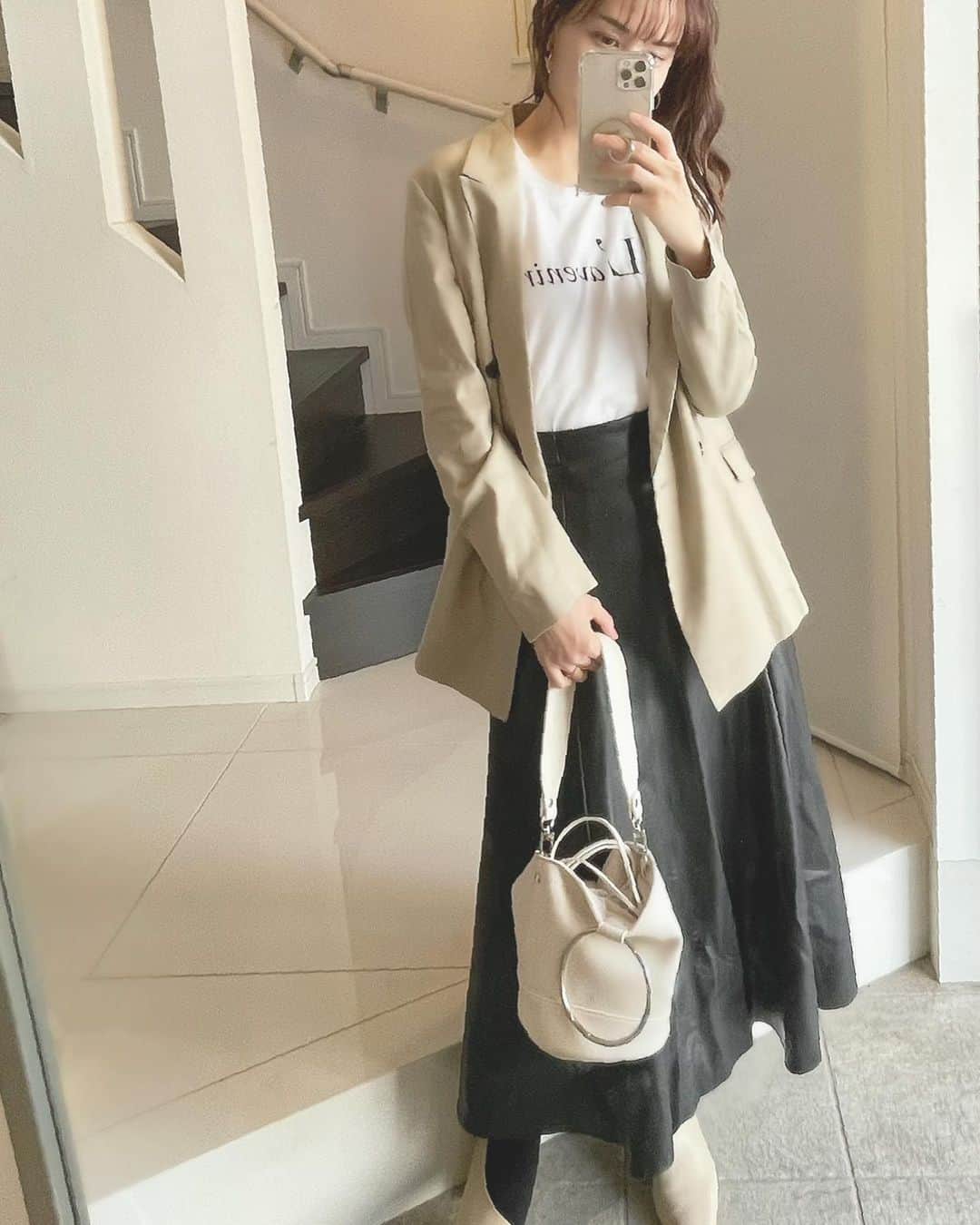 乙黒えりのインスタグラム：「早く春にならないかな〜❁	  ジャケットだけで身軽に出かけたい！  #jacket @uncrave_official  #skirt @haunt_daikanyama  #bag @blanc_official.jp  #shoes @style_mixer   #去年買ったものの着回し #ママファッション#レザースカート#リネンジャケット#春ファッション#コーディネート」