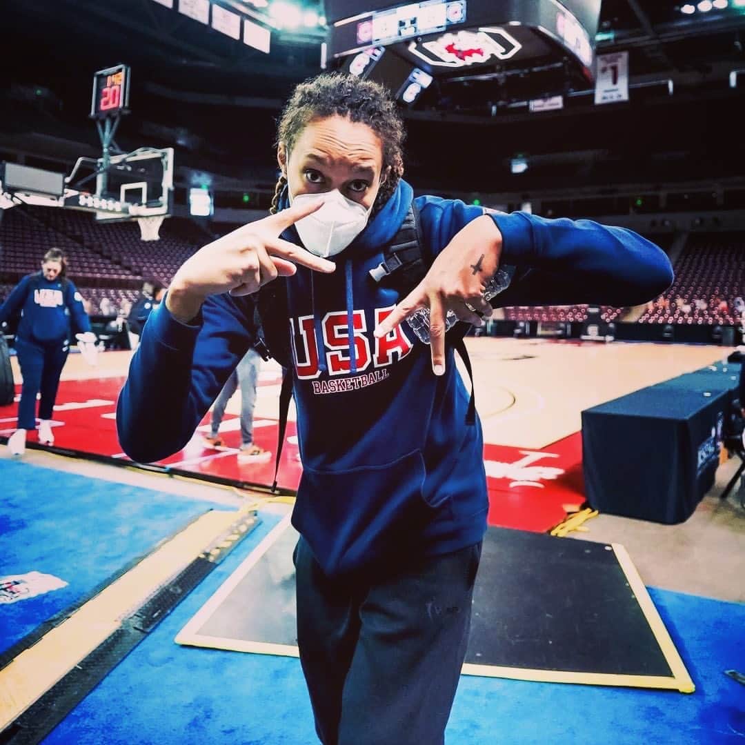 ブリトニー・グリナーのインスタグラム：「After a great camp for @usabasketball ! ✌🏽✌🏽❤️」