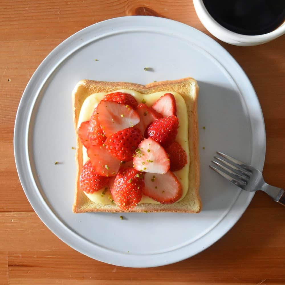 山崎佳のインスタグラム：「Today’s breakfast. カスタードクリームといちご。」