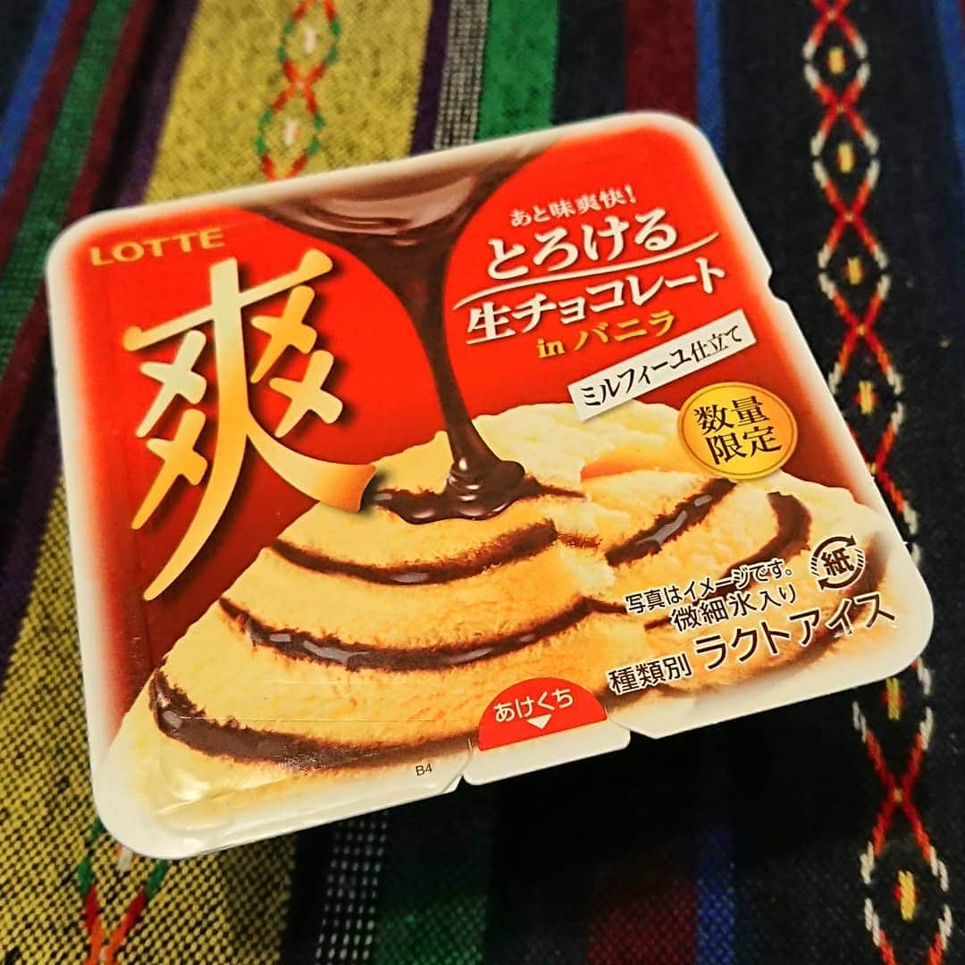 柴子のインスタグラム：「本日のアイス！ 「爽　とろける生チョコレート in バニラ ミルフィーユ仕立て」 チョコとバニラの割合が絶妙で美味しい〜！しかも後味すっきり。 これはリピ確実なヤーツ！ #散財デ部  #アマイモノスキー  #チョコスキー #数量限定に弱い」