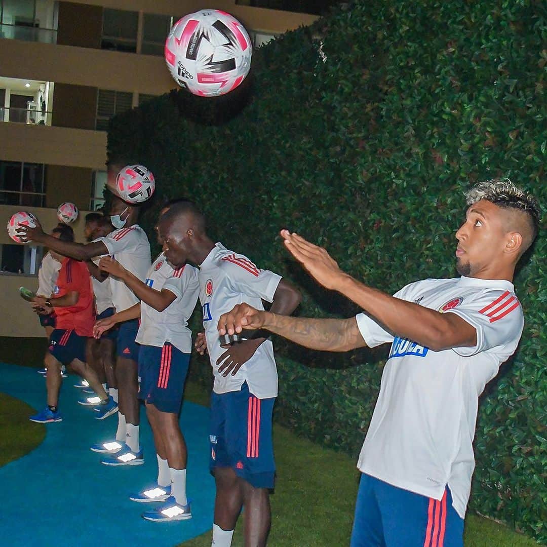 サッカー コロンビア代表チームのインスタグラム：「📸 El microciclo arrancó con trabajos de recuperación 🤙😁 🇨🇴  #VamosColombia 🇨🇴」