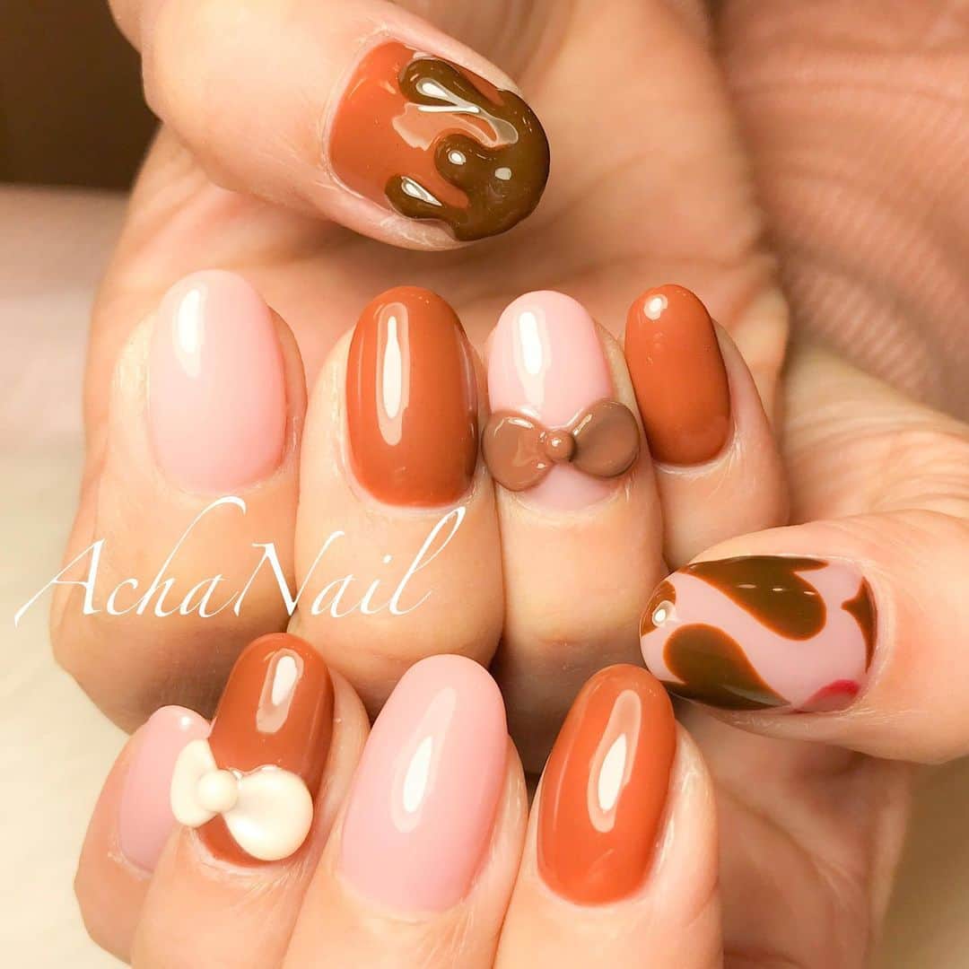 AchaNailのインスタグラム：「チョコレートネイル💖﻿ https://ameblo.jp/acha-nail/entry-12655253841.html﻿ ﻿ 只今チョコネイルキャンペーン開催中🍫（2月末まで）﻿ 詳しくはブログにて✨﻿ ﻿ #ネイル #ジェルネイル #フィルイン #フィルイン導入サロン #南池袋 #池袋 #池袋ネイルサロン #ネイルデザイン #バレンタインデー #バレンタインネイル #チョコネイル #チョコレート #チョコレートネイル #バレンタインネイル #リボンネイル  #locari #Nails #AchaNail #NailStagram #InstaNails #Nailart #JapaneseNailart #NailDesign #Gelnails #kawaii #네일 #日式美甲 #Valentineday #chocolate #chocolatenails」