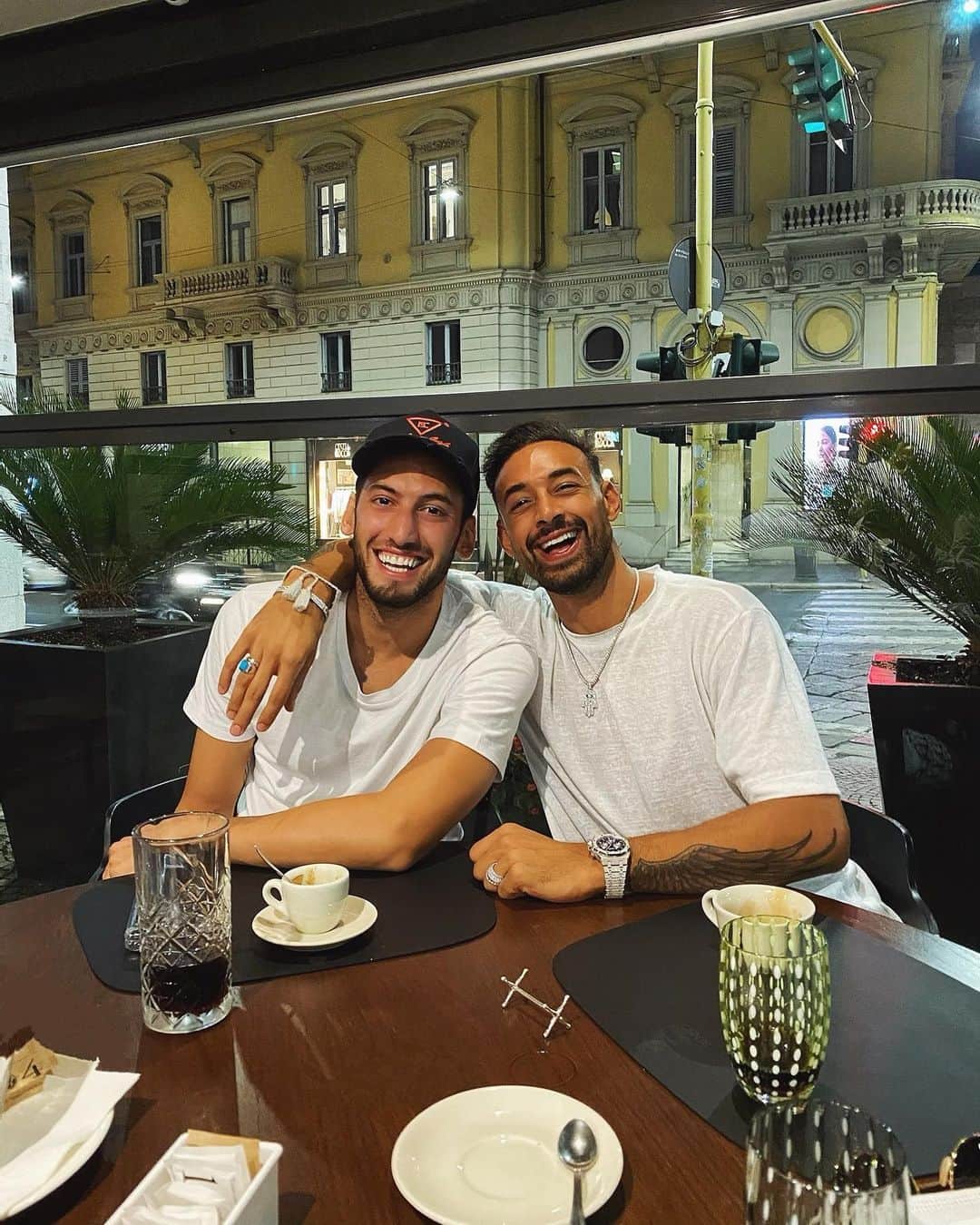 カリム・ベララビのインスタグラム：「iyi ki doğdun kardeşim ❤️ @hakancalhanoglu」