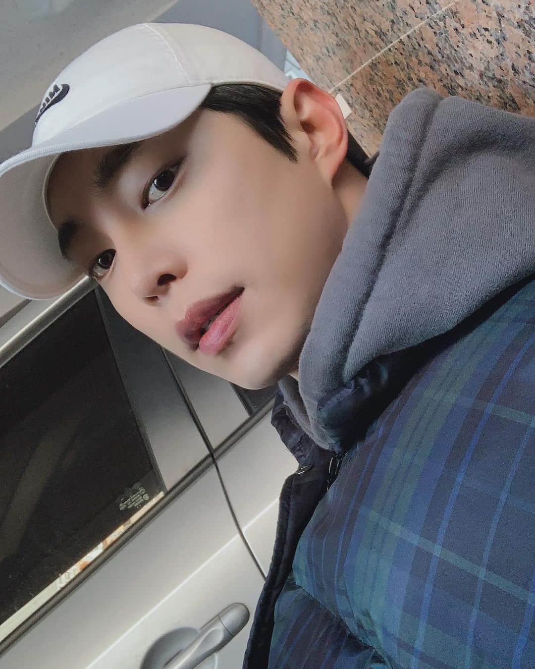 ソン・ウォンソクのインスタグラム：「오늘도 기다림의 미학🥲」