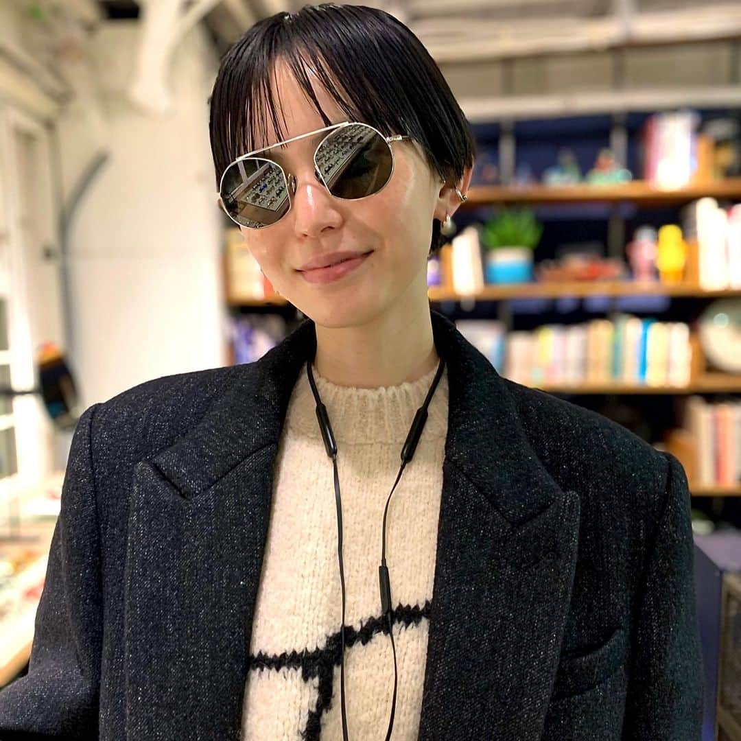 GLOBE SPECS_officialさんのインスタグラム写真 - (GLOBE SPECS_officialInstagram)「モデルの比留川游さんからご注文頂いていた Ahlem のサングラスが届き、受け取りにご来店。シンプルだけど特徴的なデザインが魅力的なサングラス、非常に良く似合っていますね！私が掛けているのはOld Joeとのコラボサングラスの新色。やはりまだ入荷したばかりです。  @globespecs_official #kyoto #globespecs #opticalshop #fashion #gernotlindner  #eyewear #kyoto #ahlem #robertmarcnyc  #lunor #lescalunetier  #anneetvalentin  #laloop  #thespectacle  #oldjoe  #scye  #shinpuhkan #O.J. GLOBE SPECS OPTICAL Co. #メガネ #グローブスペックス #tetsuyaokada #せかほし #世界はほしいモノにあふれてる #岡田哲哉」2月8日 23時43分 - globespecs_official