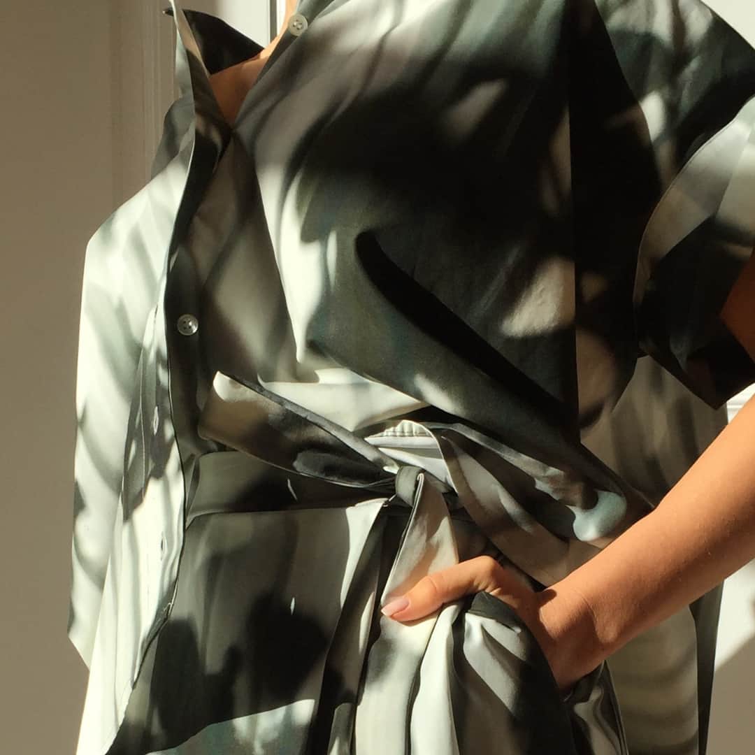 ティムヴァンスティーンバーゲンのインスタグラム：「Collection THEATRE D’OMBRES, Spring Summer 2021⁣⁣⁣ ⁣ Iconic shapes, inspired by the silhouettes of the fifties, are loosened up and deconstructed into casual contemporary summer outfits.⁣ ⁣ #timvansteenbergen #tvsuniverse #springsummer21」