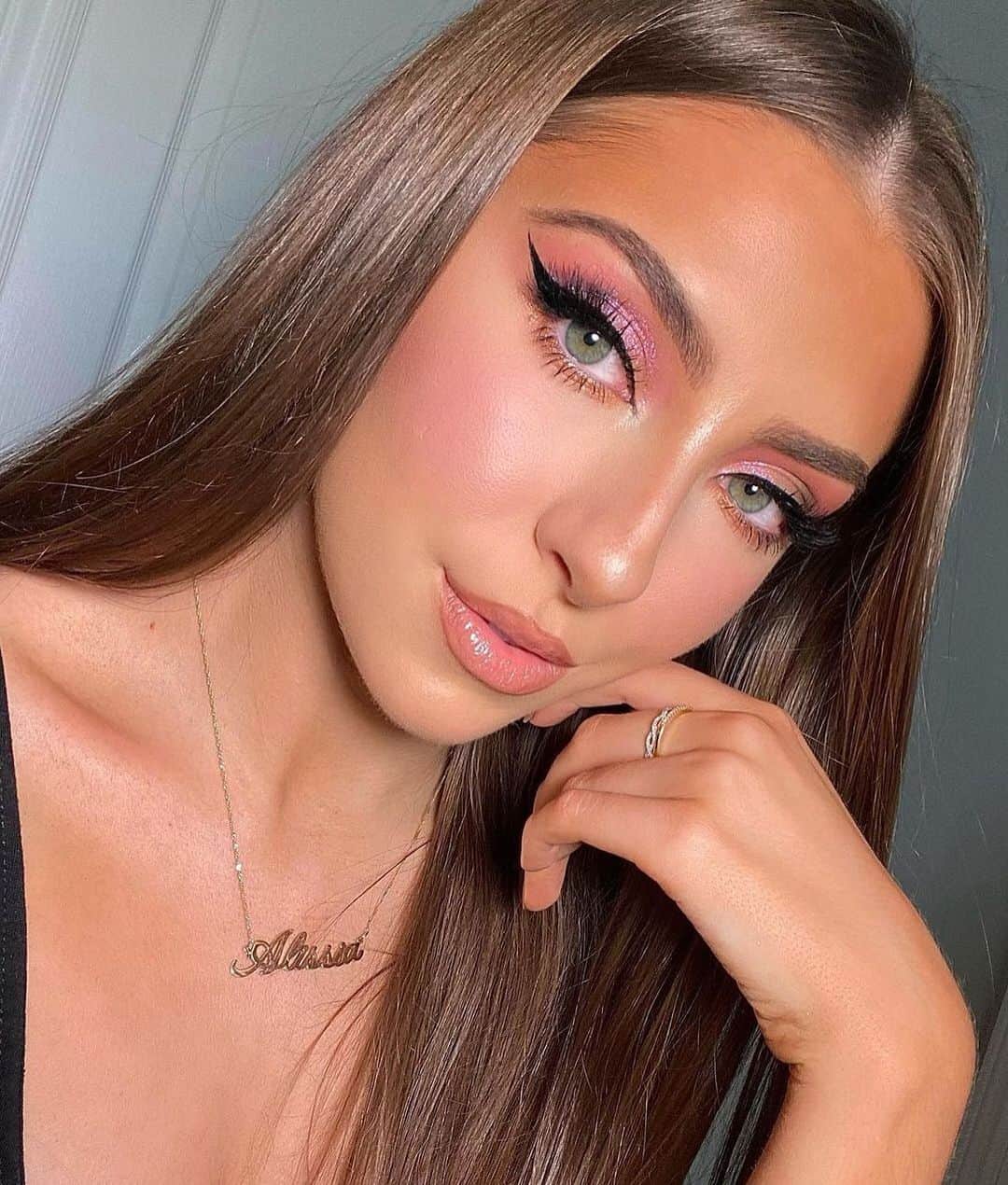 Kylie Cosmeticsさんのインスタグラム写真 - (Kylie CosmeticsInstagram)「@makeupbyalissiac ⁠wearing soft pink & translucent loose setting powders⁠ to complete this pretty makeup look! 💗💕⁠⁠」2月8日 23時55分 - kyliecosmetics