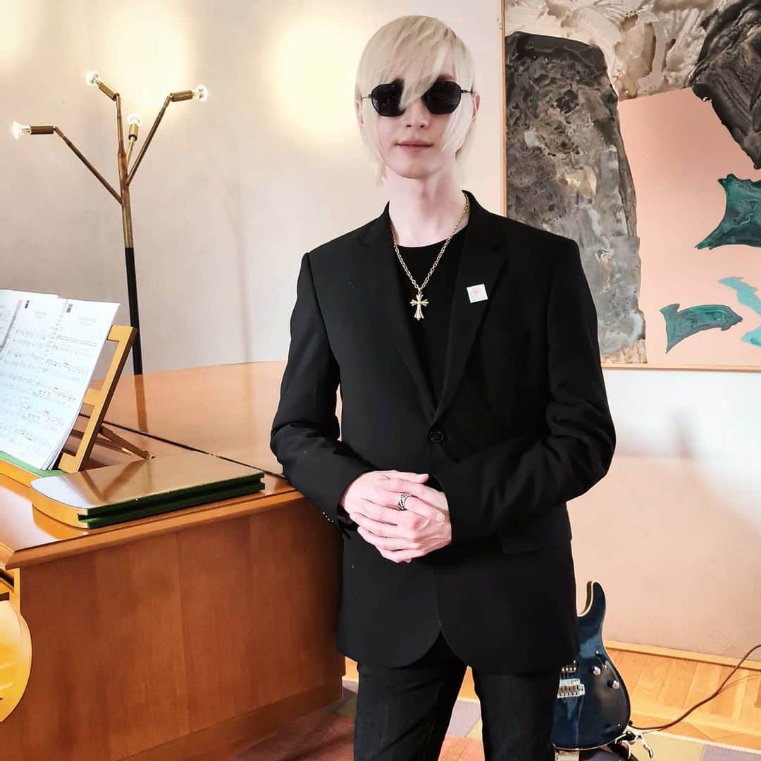 YOHIOのインスタグラム：「I had the privilege of visiting the embassy of Sweden and have lunch with the ambassador @ambassador_takayama . After that we had a live talk - "Swedish Online Fika" - where we discussed music and Japan, among other topics.  You can watch the talk on the embassy's official YouTube channel (in English).  I am blessed to be able to do what I do.  I hope for many more decades of great and fruitful Sweden-Japan relations.   Thank you Mr. Ambassador and @swedenintokyo for having me over.  I look forward to many more talks in the future.   ありがとうございました！ Tack!   ---- #YOHIO #swejpn #swedenjapan #スウェーデン大使館」