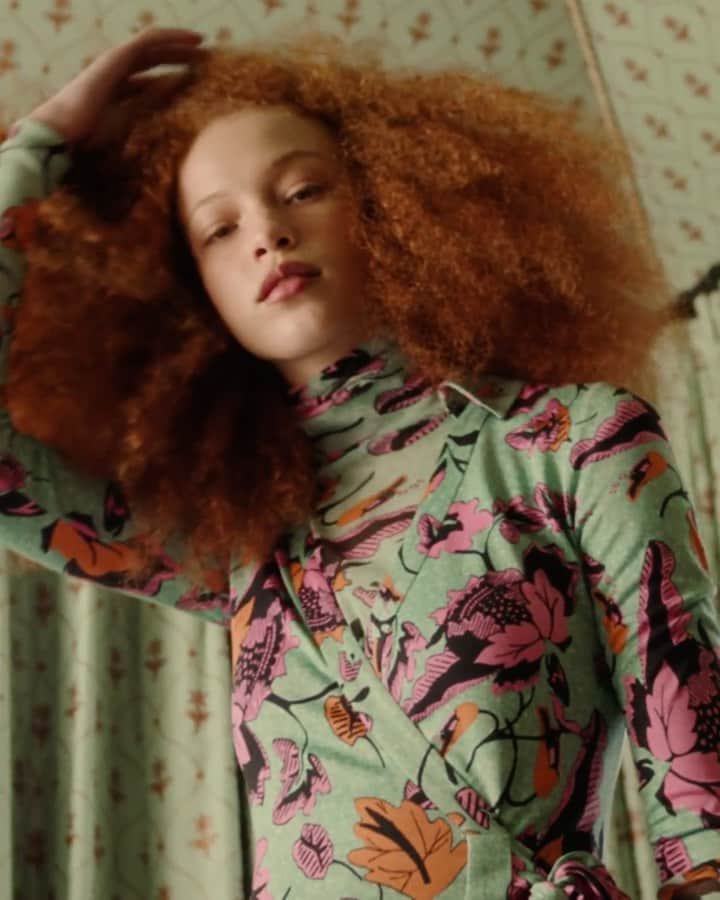 ダイアン フォン ファステンバーグのインスタグラム：「Spring is the season of renewal. We’ve updated our iconic prints to mix and match together so that we can own it every step of the way!」