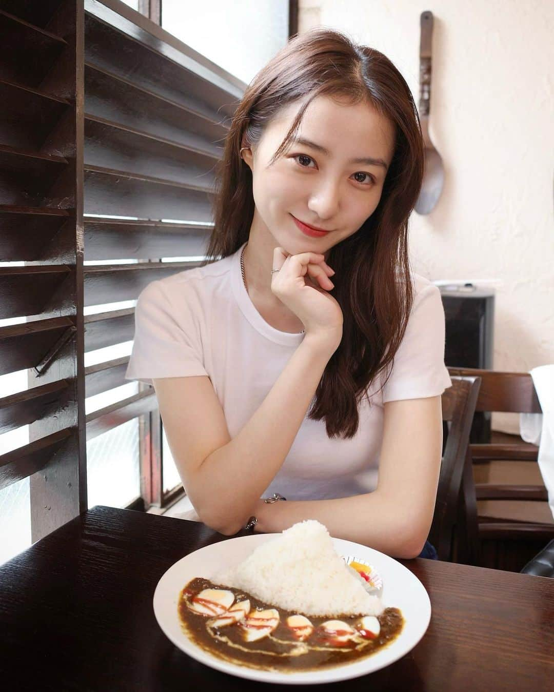 高田里穂さんのインスタグラム写真 - (高田里穂Instagram)「いつかのカレー女🍛 先日ストーリーに載せたら好評でしたので、こちらにも載せてみた次第でございます。 ご心配頂いた白ティーは、無事でした。  それよりも何よりも左手のブレスレットが外れてるのが、絶妙にダサくて泣ける。 #ムルギー」2月8日 23時59分 - riho__takada