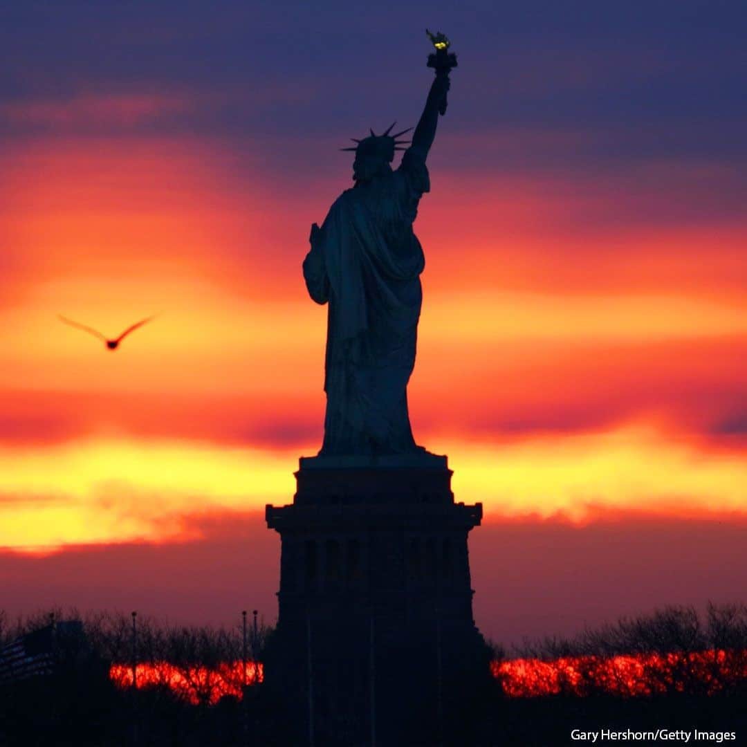 ABC Newsさんのインスタグラム写真 - (ABC NewsInstagram)「The sun rises behind the Statue of Liberty in New York City as seen from Jersey City, New Jersey.  #statueofliberty #nyc #sunrise #sunrisephotography」2月9日 0時00分 - abcnews
