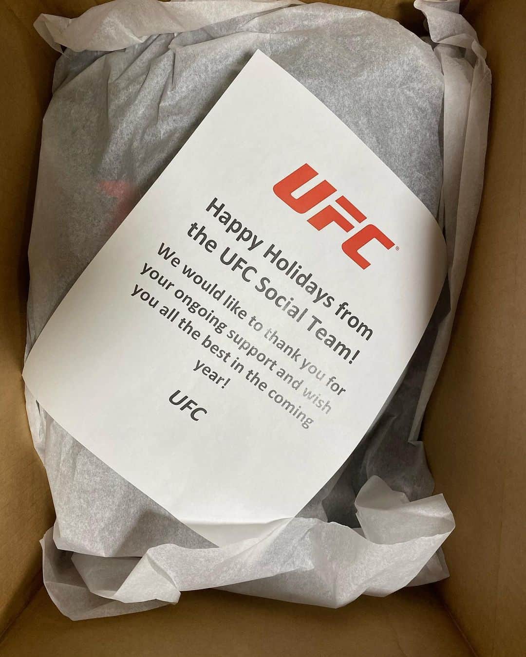 宇野薫のインスタグラム：「めちゃくちゃ嬉しいプレゼント🎁が届きました。ありがとうございます‼️  Thank you, @ufc  Thank you, @danawhite  It's my dream to fight with UFC one day.」