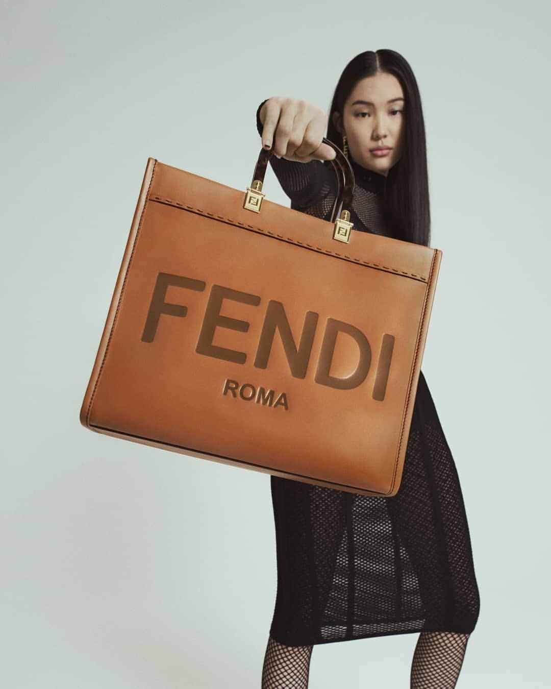 Fendiのインスタグラム：「First spotted on the Spring Summer 2020 runway, now officially the It bag. Tote everyday essentials in style with the #FendiFW20 Sunshine Shopper. Tap the link in bio to get yours.  Photographer: @yvanfabing Stylist: @giovannidariolaudicina Models: @bibiabdulkadir, Lisa Lu, @brittvdherik_, @zj_zhengjie, @freekiven」