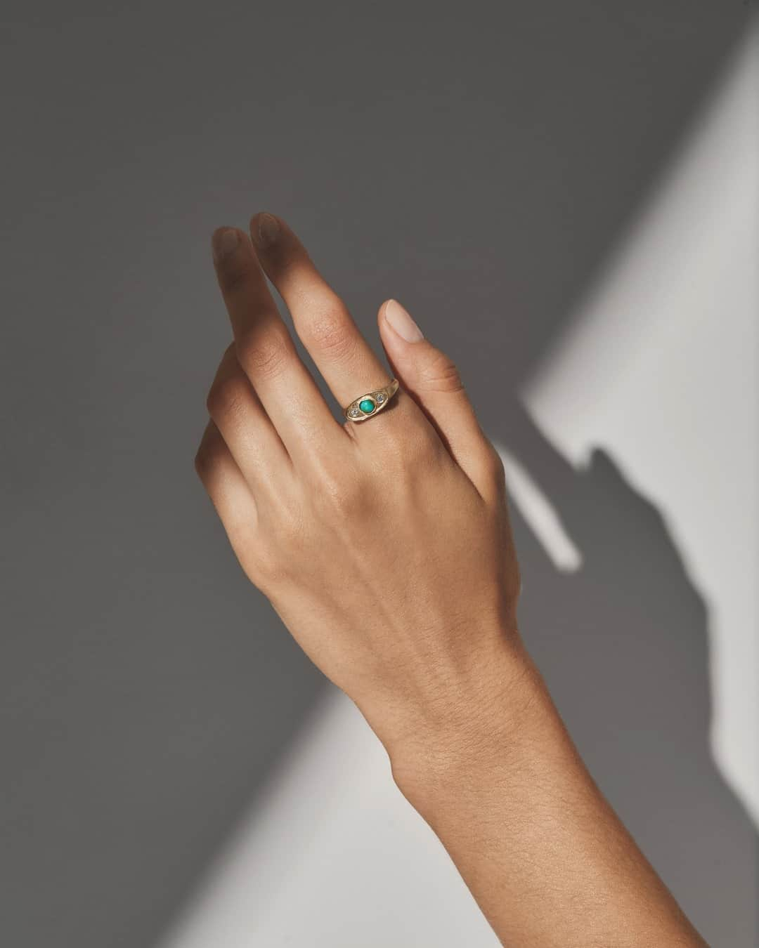 シェイスビーさんのインスタグラム写真 - (シェイスビーInstagram)「A new studio favorite, the Shadow Ring, featuring turquoise and white diamond accents. ⠀⠀⠀⠀⠀⠀⠀⠀⠀ ⠀⠀⠀⠀⠀⠀⠀⠀⠀ #turquiose #lovegold #finejewelry #futureheirloom #madeinaustin」2月9日 0時02分 - shaesby