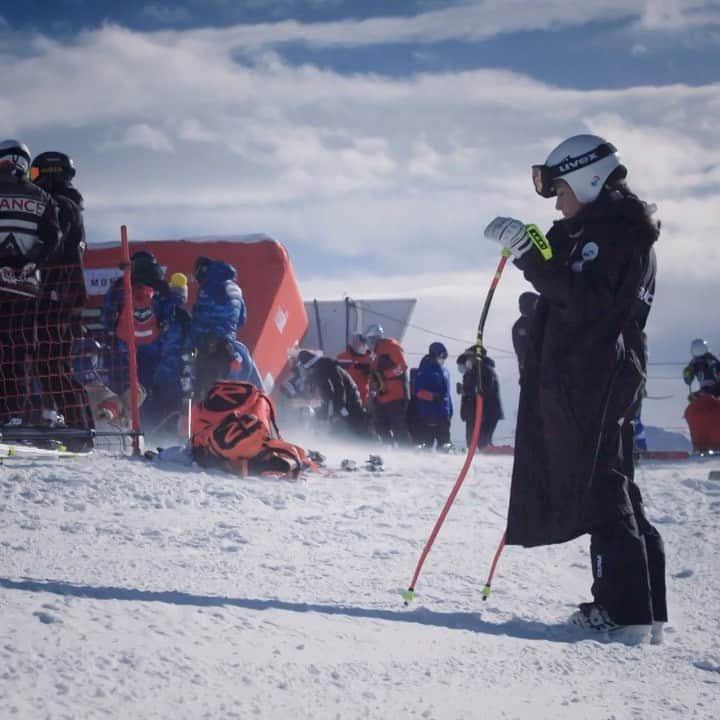 オリンピックチャンネルのインスタグラム：「In alpine skiing, the mind is the key, either to recovering from an injury or to pushing yourself beyond your limits.⁠⁠ ⁠⁠ The downhill season continues on Episode 3 of #CirqueBlanc. Coming soon!⁠⁠ ⁠⁠ @fedfranceski @fisalpine @franceolympique」