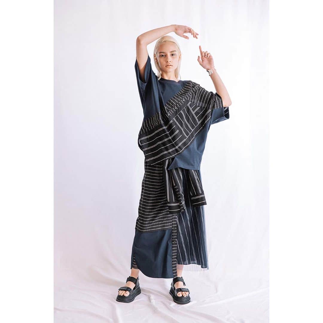 AULA AILAのインスタグラム：「【2021 HIGH SUMMER COLLECTION】  REMAKE SHIRT TOPS WHITE/BLACK/BLUE SIZE:0 ￥15,000  REMAKE SHIRT SKIRT WHITE/BLACK/BLUE SIZE:0/1 ￥22,000  ✔️OFFICIAL WEB STOREにて、先行予約会を開催中！ 期間中ご予約いただいたお客様に、ポイント20倍をプレゼントいたします。  是非ご覧くださいませ。」