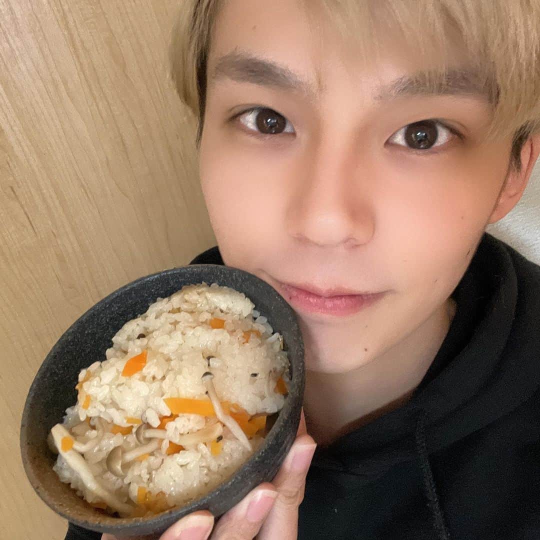 沢村玲/REIのインスタグラム：「簡単に夜食！  こんな時間にごめんなさい笑  唐揚げとクックパッドから"人参としめじの炊き込みご飯"だよーん！  #料理男子  #料理上手になりたい  #夜食」