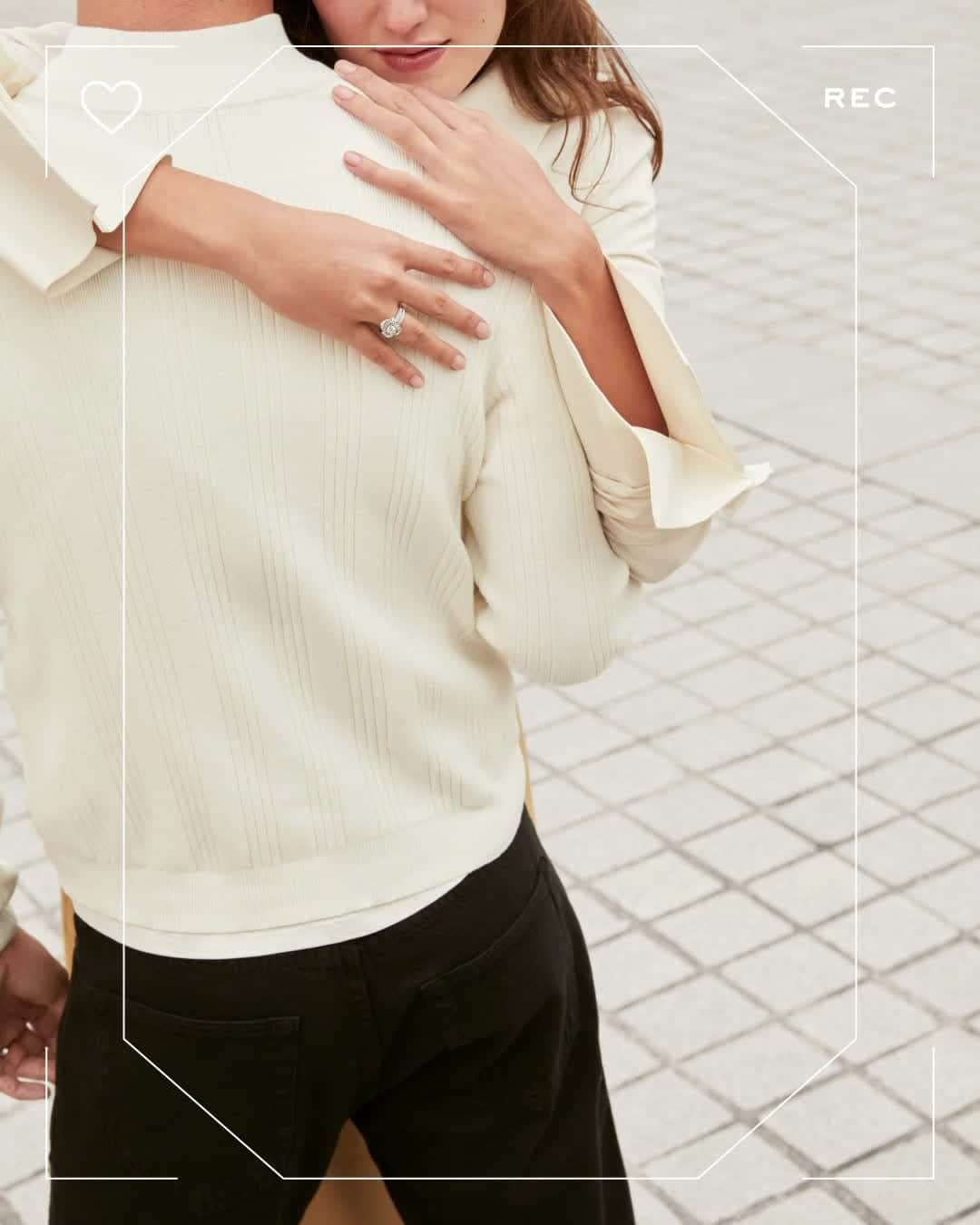 ブシュロンのインスタグラム：「Swirl and twirl. Love is a passionate embrace. Like the petals of the Pivoine collection.⁣ #BecauseofLove」