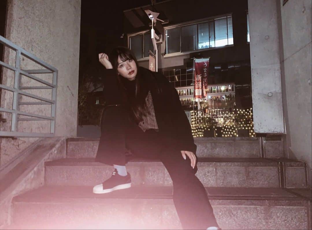 加藤愛梨さんのインスタグラム写真 - (加藤愛梨Instagram)「カッコつけちゃってる🐸 かとぁぃの内緒教えとくね🐸 とにかく靴下のセンスがないのよ🤫笑」2月9日 0時07分 - l_ovepear