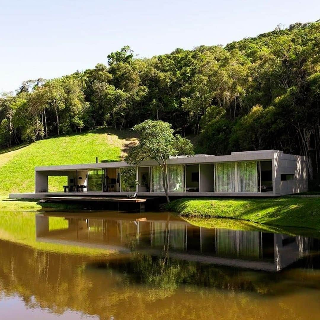 Architecture - Housesさんのインスタグラム写真 - (Architecture - HousesInstagram)「⁣ Residence Sao Luis do Paraitinga ⤵️⁣⁣ A true observatory of the beautiful landscape. The residence is an implantation with minimum impact on the preserved plac to preserve the natural richness of the place.⁣ ⁣ Designed as if it were a fair-faced concrete pavilion with extensive glass cloths separating the free area from the building, the summer house was solved on a single floor. If you like it, leave your thoughts below ⬇️ ⬇️⁣ _____⁣⁣⁣⁣⁣⁣⁣⁣⁣⁣⁣ 📐 Libeskind Llovet Arquitetos⁣ 📸  Alain Brugier ⁣ 📍 SP, Brazil⁣ #archidesignhome⁣⁣⁣⁣⁣⁣⁣ _____⁣⁣⁣⁣⁣⁣⁣⁣⁣⁣⁣ #design #architecture #architect #arquitectura #luxury #architettura #archilovers ‎#architecturephotography #amazingarchitecture⁣ #lookingup_architecture #artdepartment #architecturallighting #house #archimodel #architecture_addicted #architecturedaily #arqlovers #arch_more #Brazil #SaoPaolo #saopaolobrasil」2月9日 0時10分 - _archidesignhome_