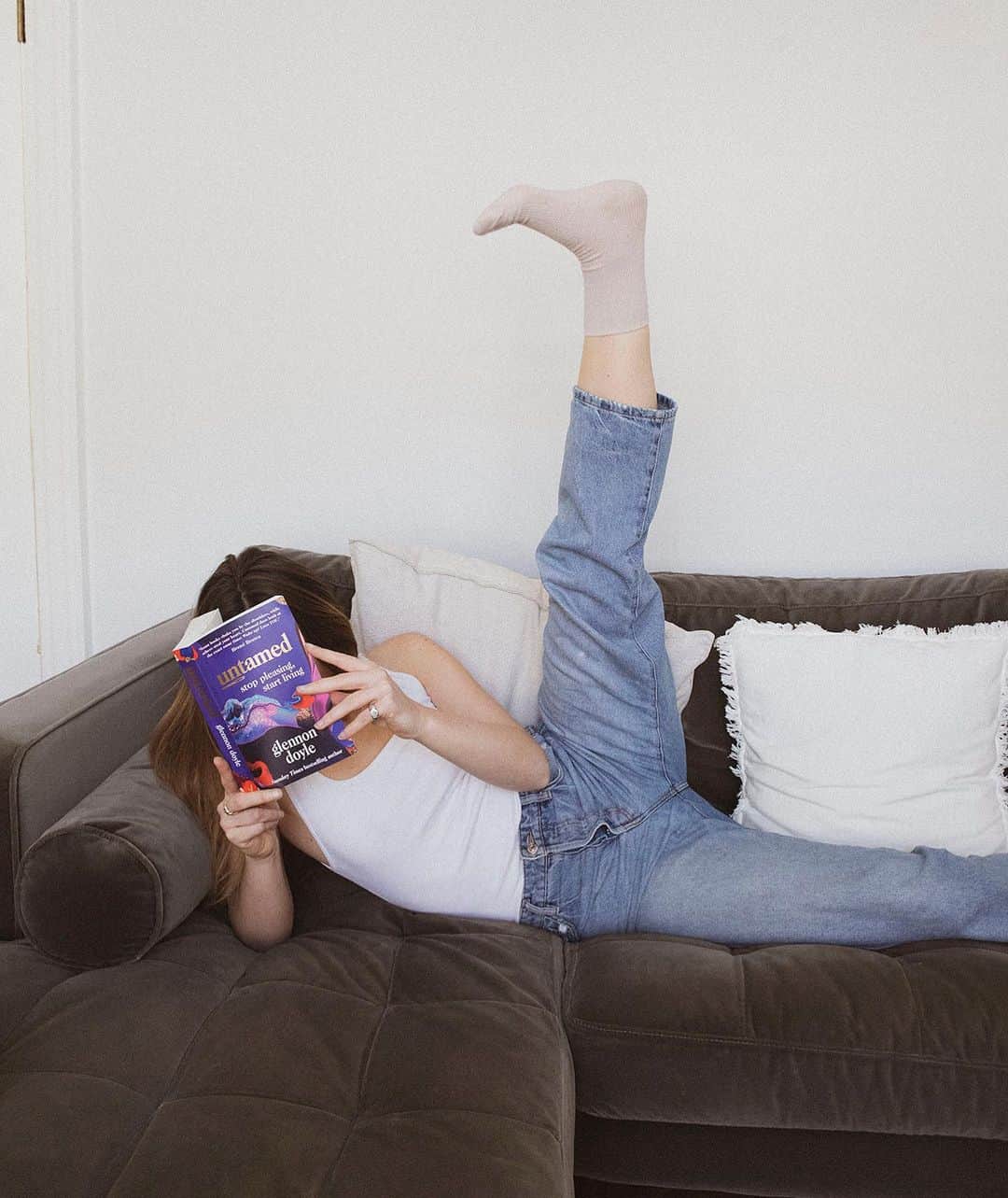 ゾーイ・サグのインスタグラム：「This month we're reading Untamed by Glennon Doyle for the Zoella Book Club. Ever since it hit the bookshelves last year, Untamed has become the book everyone is reading, recommending, quoting and sharing on their Instagram feed. Part self-help guide, part memoir, Untamed explores how to find your wild and start living life on your terms. Find the blurb below...  Who were you before the world told you who to be? Part inspiration, part memoir, Untamed explores the joy and peace we discover when we stop striving to meet the expectations of the world, and instead dare to listen to and trust in the voice deep inside us.  For many years, Glennon Doyle denied her discontent. Then, while speaking at a conference, she looked at a woman across the room and fell instantly in love. Three words flooded her mind: There. She. Is. At first, Glennon assumed these words came to her from on high but soon she realised they had come to her from within. This was the voice she had buried beneath decades of numbing addictions and social conditioning. Glennon decided to let go of the world’s expectations of her and reclaim her true untamed self. It is the story of how one woman learned that a responsible mother is not one who slowly dies for her children, but one who shows them how to fully live. It is also the story of how each of us can begin to trust ourselves enough to set boundaries, make peace with our bodies, honour our anger and heartbreak, and unleash our truest, wildest instincts.」