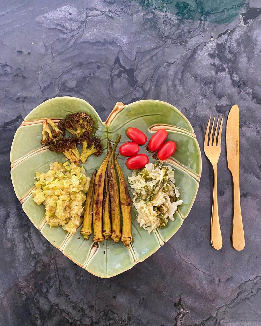 Thaila Ayalaのインスタグラム：「Minha @segundasemcarne  Apenas 1 diazinho sem carne no seu prato faz uma diferença gigantesca no meio ambiente, os números são inacreditáveis!!!  Eliminando qualquer alimento de origem animal por 1 dia é equivalente  - 24 metros quadrados de terras  - 18 kilos de gás carbônico  Equivalente a 100k rodados num carro - 3.400 litros de água  - 7 kilos de grãos (principalmente soja)  Causador de tanto desmatamento e incêndios Agora já pensou no impacto de 200 milhões de Brasileiros fazendo o mesmo 💫 Bora ajudar nossa casinha 🌍」
