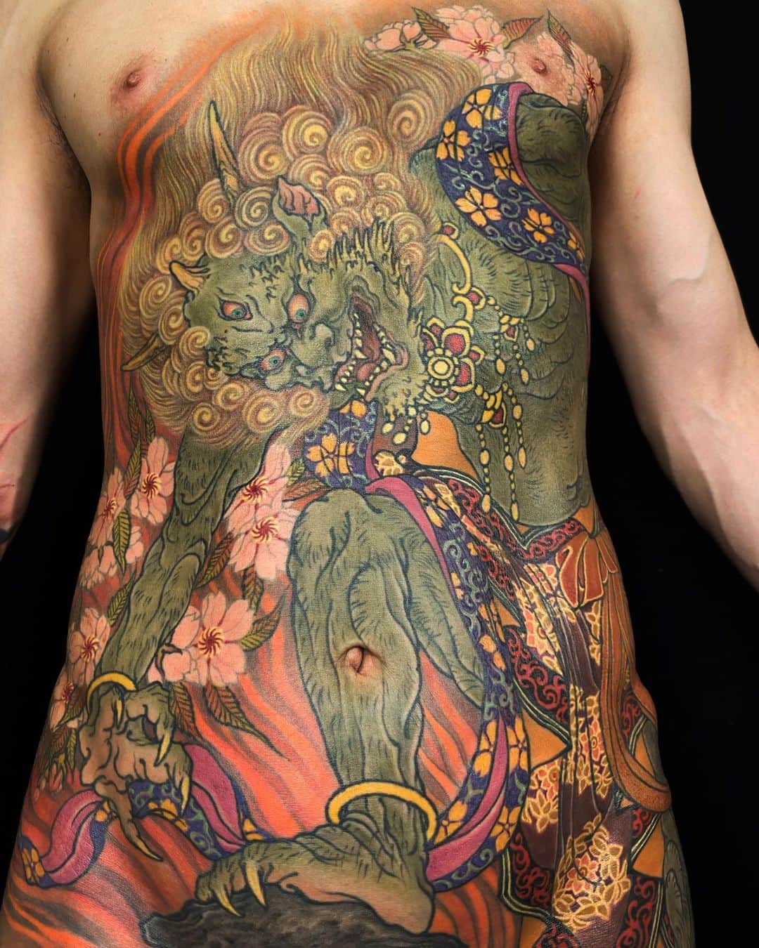 SHIGEのインスタグラム：「Completed Oni and Sakura. Thank you @mr.fundo  お疲れ様でした！  #shige #shigetattoo #shigeyellowblaze #yellowblazetattoo #黄炎 #鬼 #oni #sakura #日本刺青 #japanesetattoo #japaneseart @bishoprotary #bishoprotary @inkeeze #inkeeze #dipcaps #bishopfamily #fusionink #fusioninkproteam」