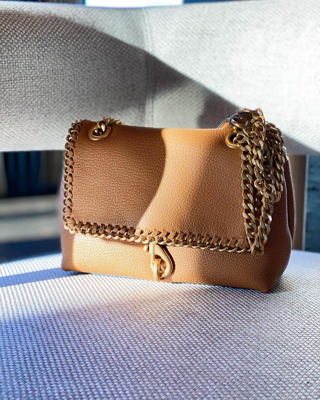 レベッカミンコフのインスタグラム：「One can never have enough neutrals esp with this chain detail on our Edie. Check out the deets on my site!」