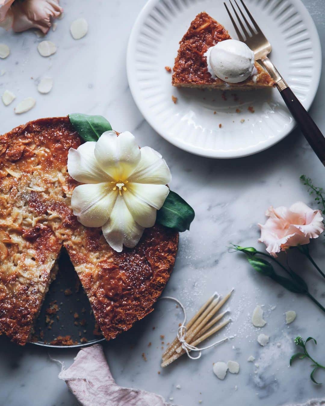 Linda Lomelinoのインスタグラム：「Have you ever tried Swedish toscakaka? It’s a simple cake with a crunchy, caramelized almond layer on top 👌🏼 Served with ice cream or whipped cream it is definitely a favorite of mine. Link to the recipe through my profile!  #swedishcake #toscakaka #cake」