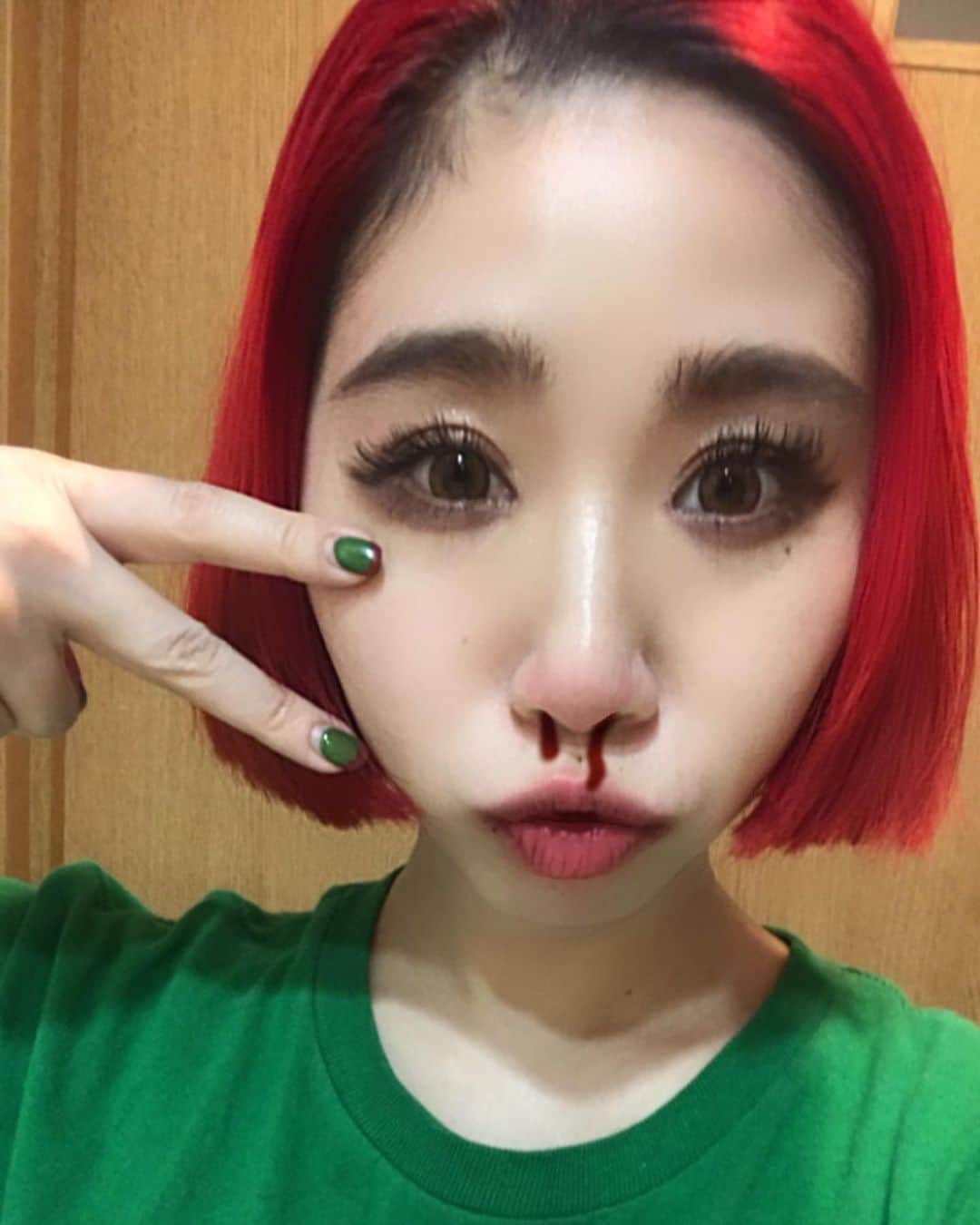 上田愛子さんのインスタグラム写真 - (上田愛子Instagram)「鼻血と私と赤と緑  #🎄#🎅」2月9日 0時20分 - aikosenseidayo