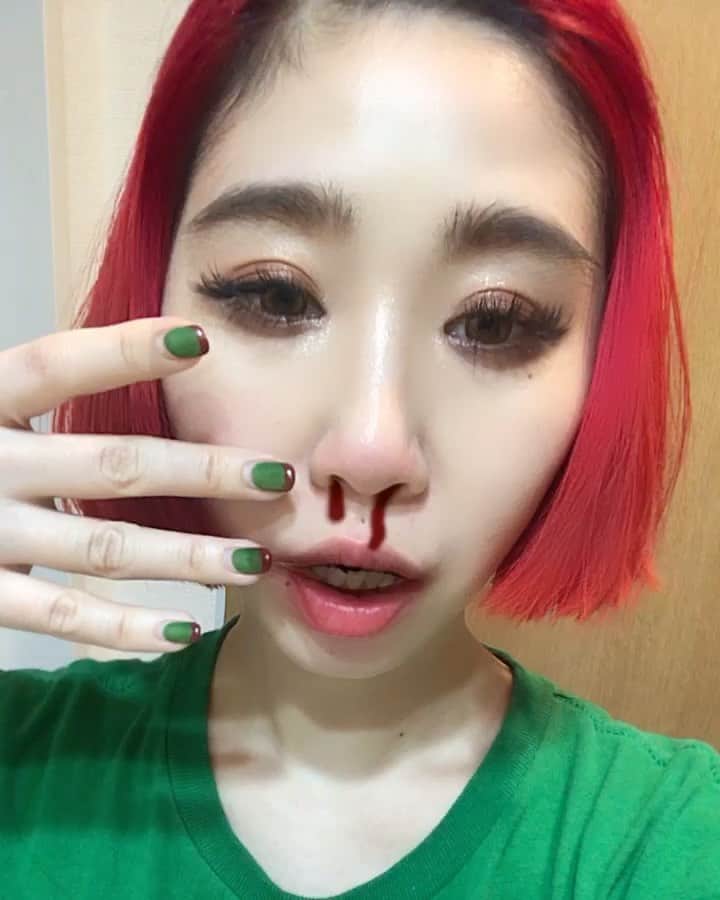 上田愛子のインスタグラム：「鼻血と私と赤と緑  #🎄#🎅」