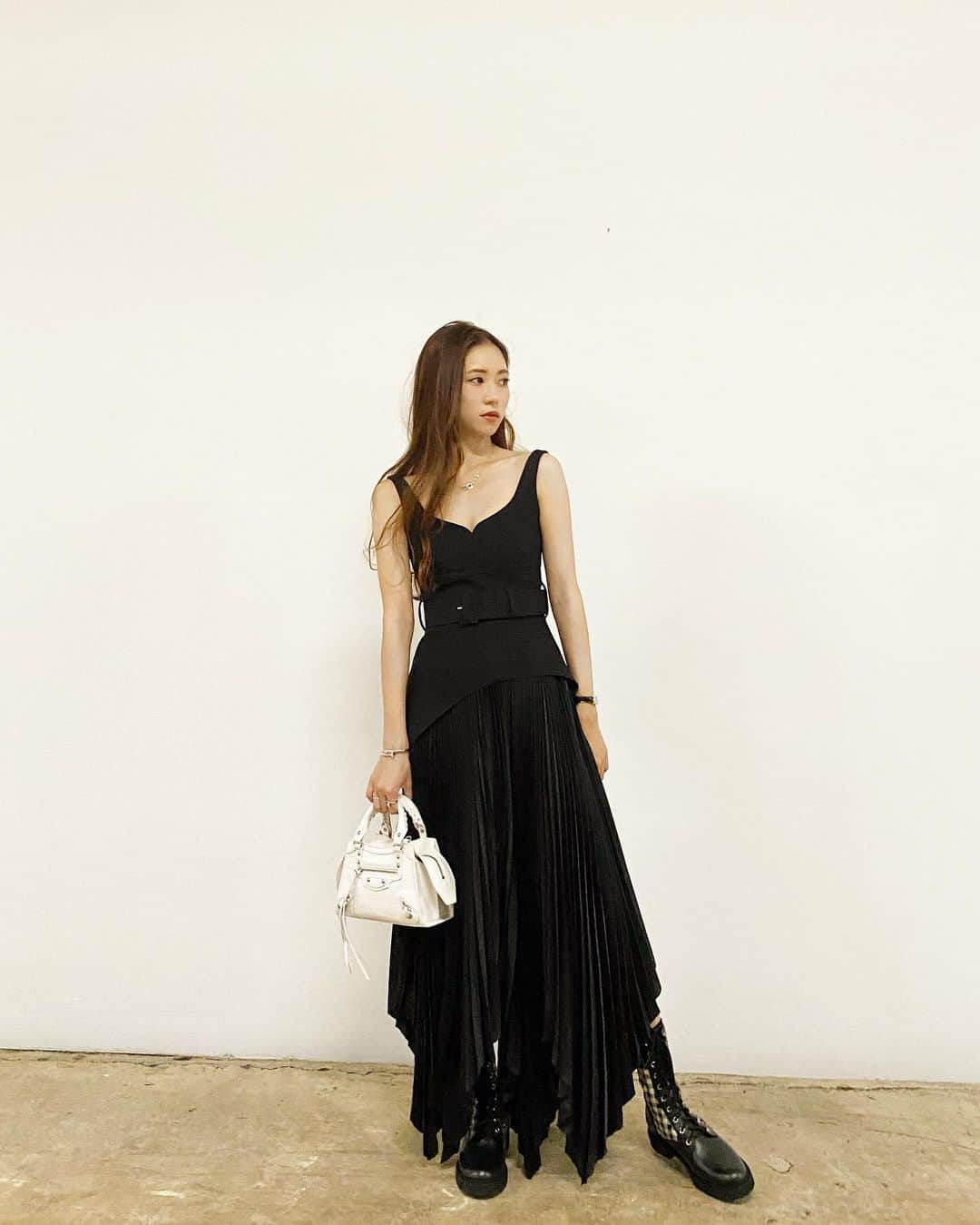 片山夏実のインスタグラム：「Outfit onepiece #solacelondon  bag #balenciaga  shoes #fendi . . #singapore #シンガポール #ootd」