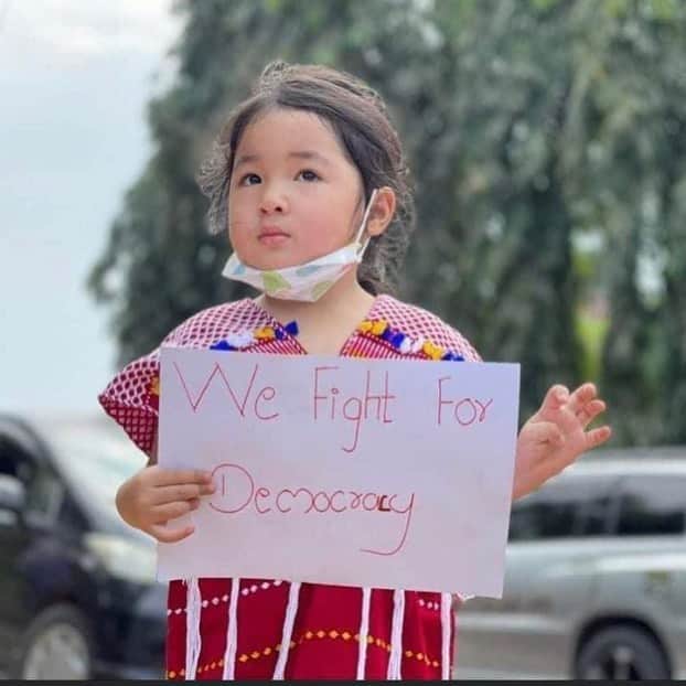 岡本篤志のインスタグラム：「ミャンマーで起きてしまったクーデター。 . こんな小さな子供が訴えている。 . 子供達の未来、笑顔を奪わないでほしい！ . #ミャンマー#myanmar #ヤンゴン#yangon  #子供#未来#笑顔#子供の未来を守りたい #子供の笑顔を守りたい#株式会社lmk」