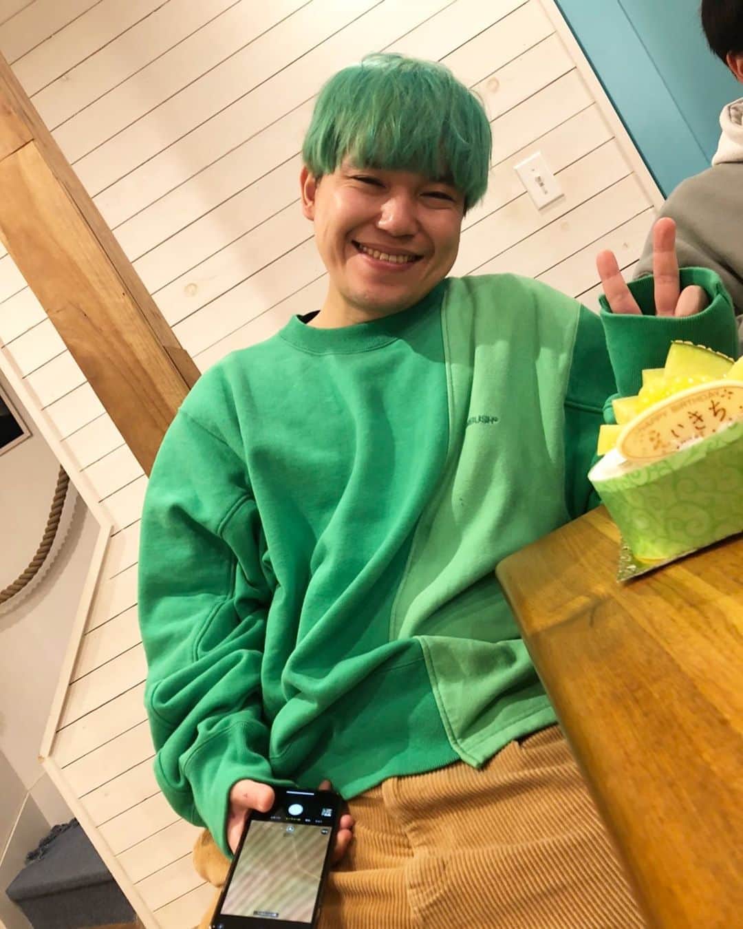 相馬トランジスタのインスタグラム：「親戚に誕生日祝ってもらいました。楽しかった😇  #甥っ子にお年玉あげた #俺もあげる側か… #みんな誕生日プレゼントありがとう😭」