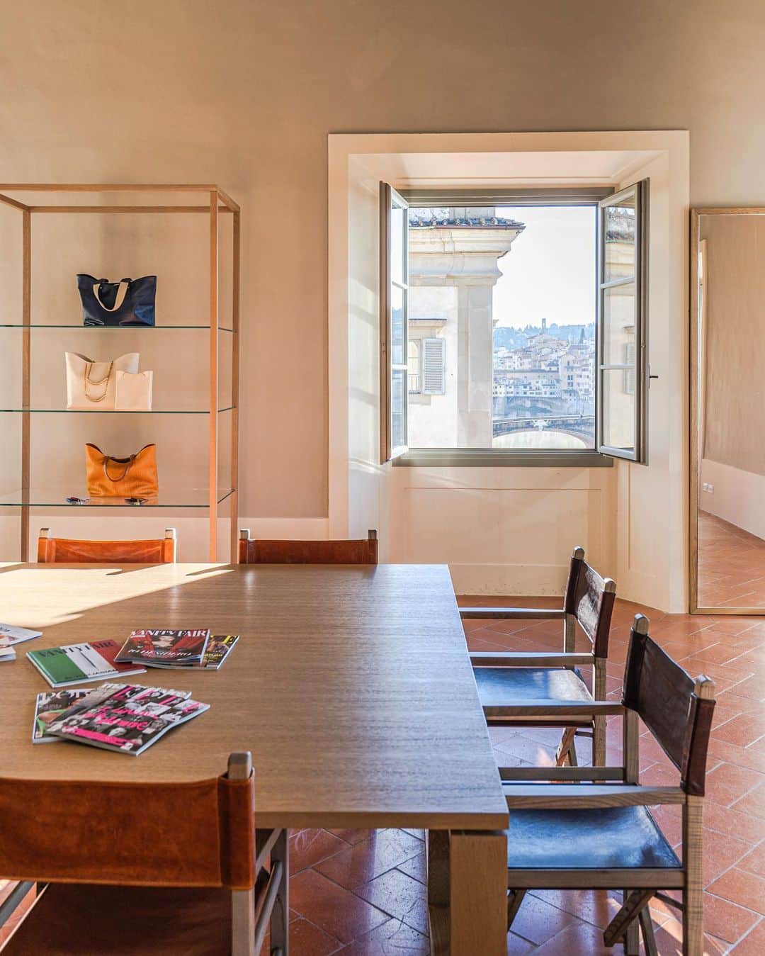 イルビゾンテのインスタグラム：「In the heart of Florence since 1970, Il Bisonte’s headquarters and showroom overlook the architectural and landscape wonders of the historic city center. 🌞🎠 #ilbisonte #ilbisontehq #sustainability #florence #italy #ilbisonteshowroom #showroom」