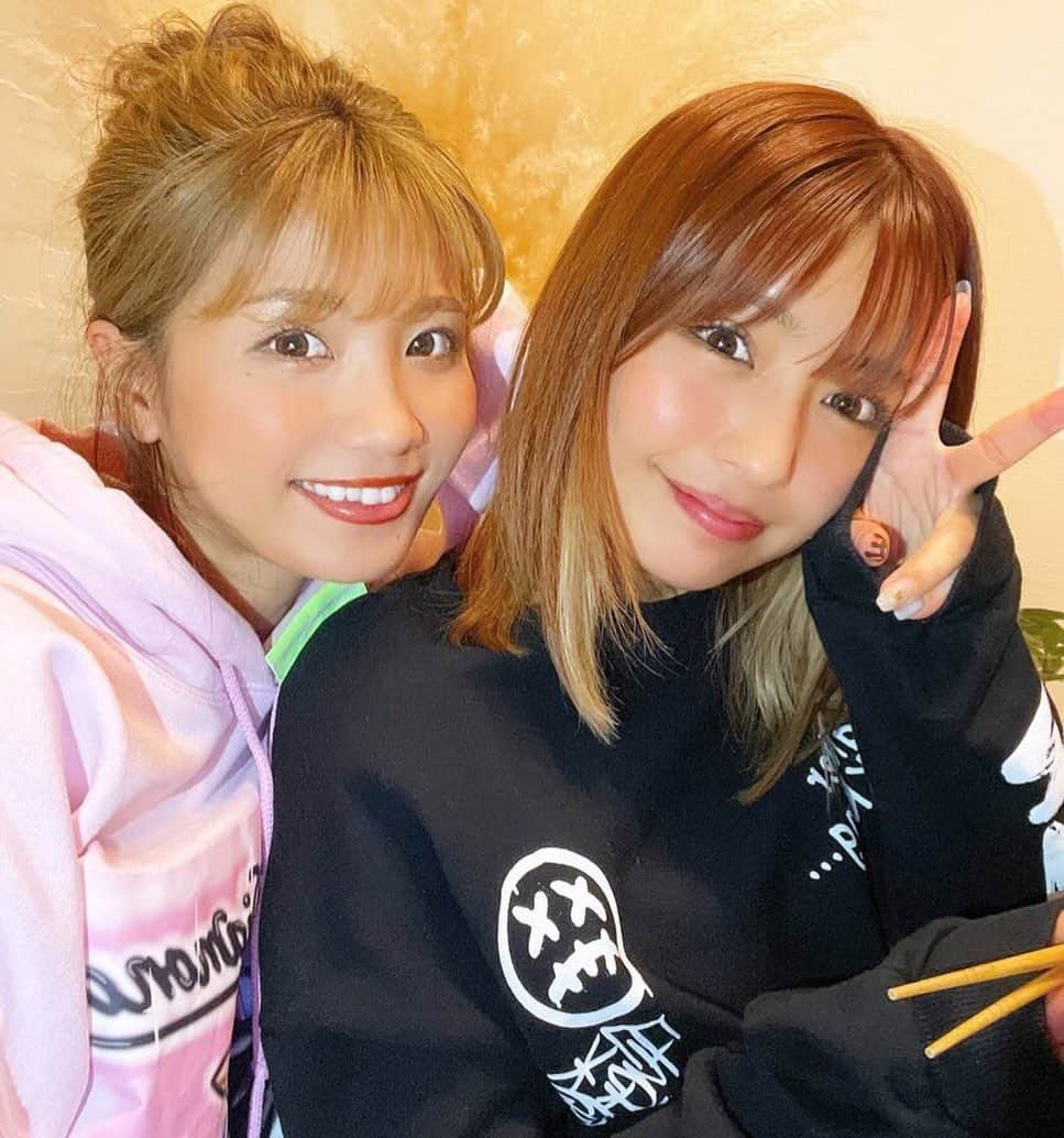 橋本梨菜さんのインスタグラム写真 - (橋本梨菜Instagram)「定期的にあやちゃんと食材をコストコでめちゃくちゃ買って、2人でジップロックやラップに包んで冷蔵庫や冷凍庫にお互いわけるっていう主婦やってます👩‍❤️‍👩💗  めっちゃ大きいミンチ肉を買ったから、何個もハンバーグにしてもう冷凍庫に入れた。夜はピーマン肉詰めにして食べたよ。  👆全部あやちゃんが笑  ワインはモスカートっていうワインやねんけど、めちゃくちゃ美味しかった🍷✨」2月9日 0時33分 - hashimoto_rina_