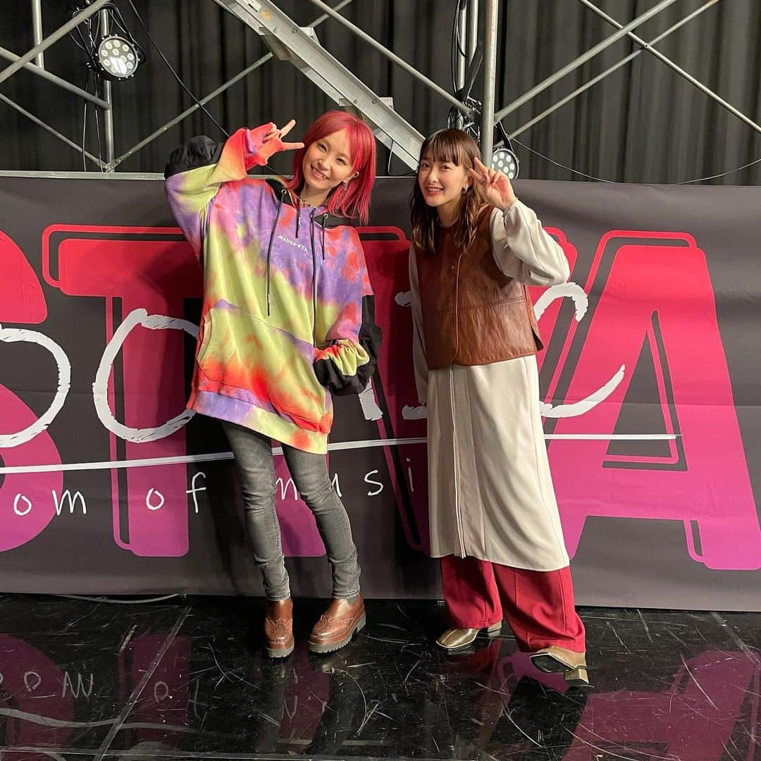 LiSAさんのインスタグラム写真 - (LiSAInstagram)「そして今日ROOMIC Fes.に出てくれた緑黄色社会さま🥕 4年前、私が一番はまってるバンド！と自信を持って古坂さんとの古坂大魔王の原石が出るTV番組で紹介して、来てくれたりょくしゃかのみんなが、今度はもっともっとパワーアップして古坂さんと始めた番組のフェスに来てくれました。古坂さんに教えてあげたのは私なので、古坂さんの前では「わたしがみつけたんだぞ！」といばります💁‍♀️ どんどん素晴らしくなるバンドの姿をずっと見せてもらって嬉しい。ありがとうございましたっ🎉 #緑黄色社会　#ROOMIC」2月9日 0時34分 - xlisa_olivex