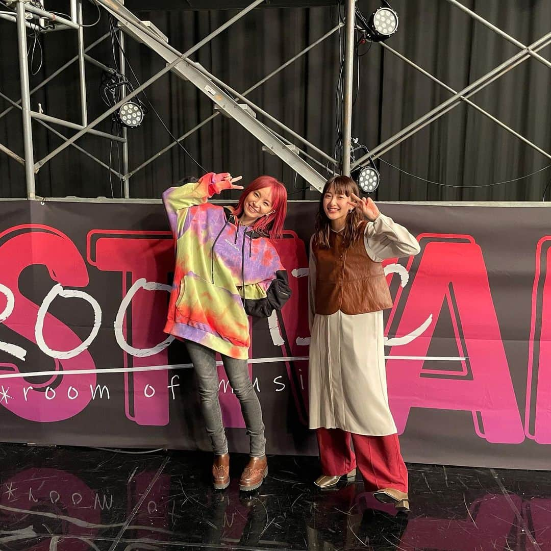 LiSAさんのインスタグラム写真 - (LiSAInstagram)「そして今日ROOMIC Fes.に出てくれた緑黄色社会さま🥕 4年前、私が一番はまってるバンド！と自信を持って古坂さんとの古坂大魔王の原石が出るTV番組で紹介して、来てくれたりょくしゃかのみんなが、今度はもっともっとパワーアップして古坂さんと始めた番組のフェスに来てくれました。古坂さんに教えてあげたのは私なので、古坂さんの前では「わたしがみつけたんだぞ！」といばります💁‍♀️ どんどん素晴らしくなるバンドの姿をずっと見せてもらって嬉しい。ありがとうございましたっ🎉 #緑黄色社会　#ROOMIC」2月9日 0時34分 - xlisa_olivex