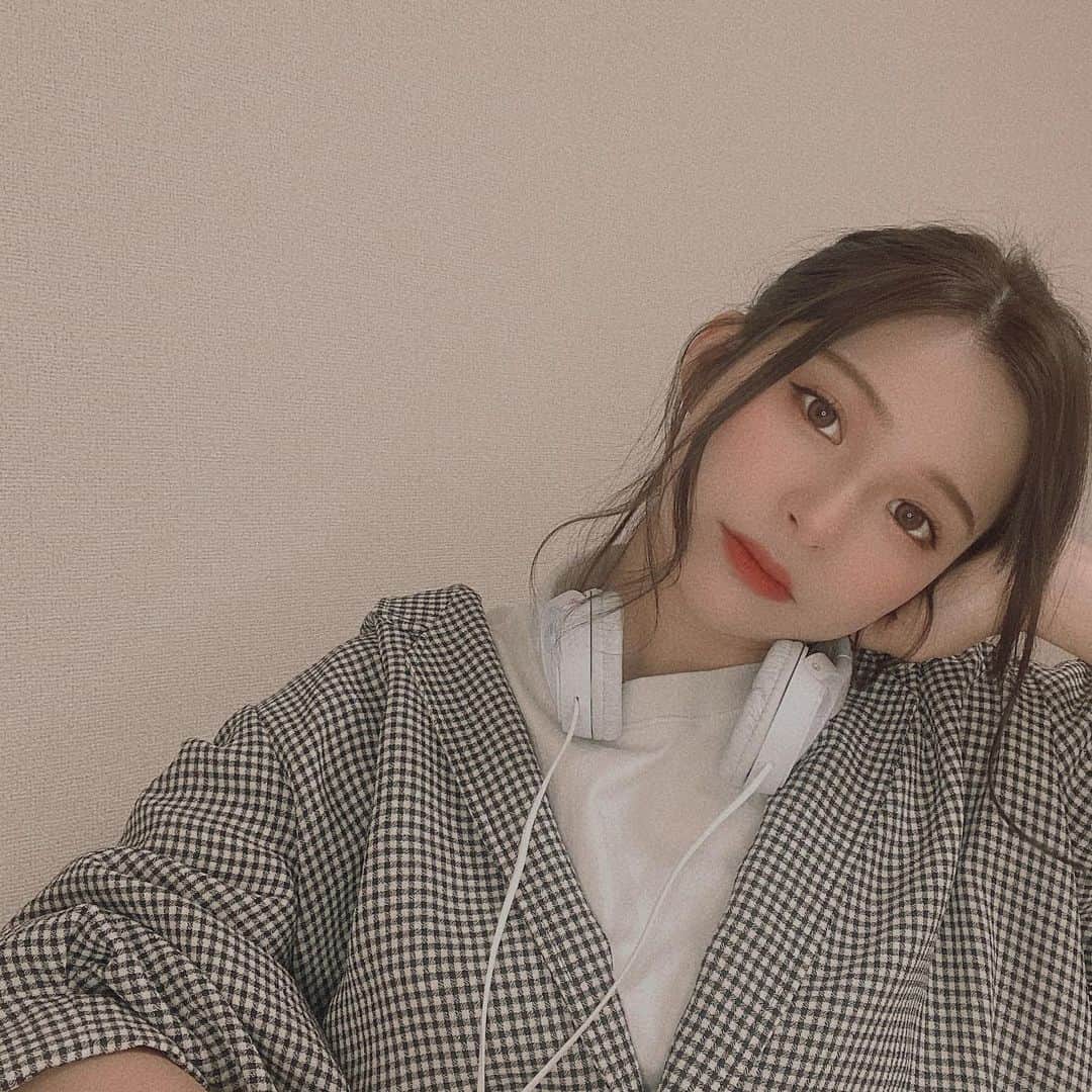 水木あおのインスタグラム：「. イヤホン買ったけど みんなに言われた、 ライブ配信でいつ使うんって笑 . これで動画見たり、 勉強したりしてるけど、 耳ばりあったかいし 置いてるだけで可愛い。 . #ヘッドホン  ほんまはIKEAのiPad建ての裏に ヘッドホン飾りたかっただけとか よう言わへん。」