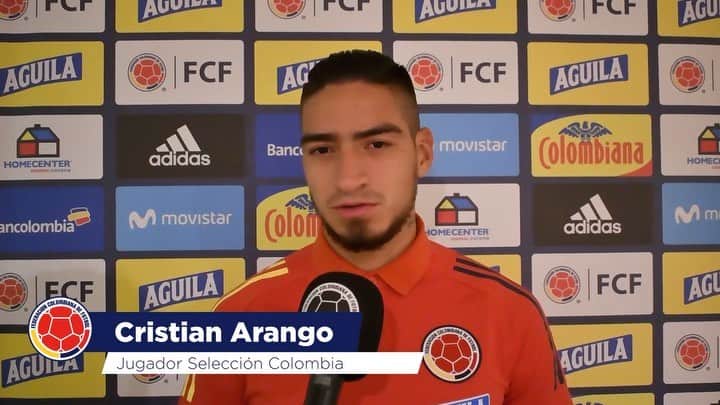 サッカー コロンビア代表チームのインスタグラム：「🎥 ¡La felicidad de ponerse la Tricolor! 💛💛💙❤️  @chichoarango , @santiagoo.moreno1021 , @fabian.angel16 y @david.lemos28 nos cuentan como vivieron su llegada a nuestra concentración  #VamosColombia 🇨🇴」