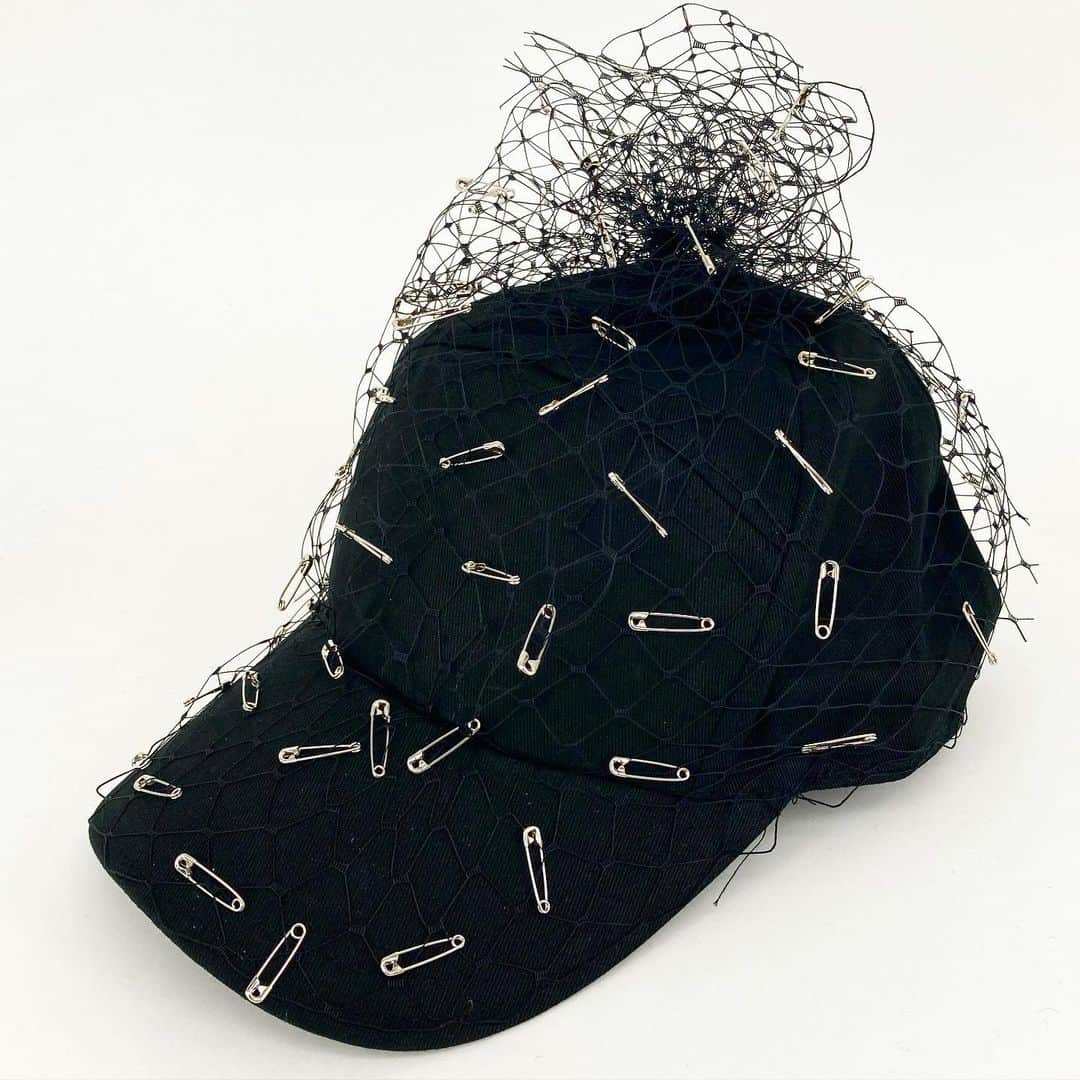 バーンストックスピアーズのインスタグラム：「AUTUMN WINTER 21.  This beauty is a baseball cap with veiling covered in safety pins.  All our hats are created and crafted in our East London Studio.  To request a look-book please contact showroom@the-alphabet.co.uk  @the_alphabet_london」