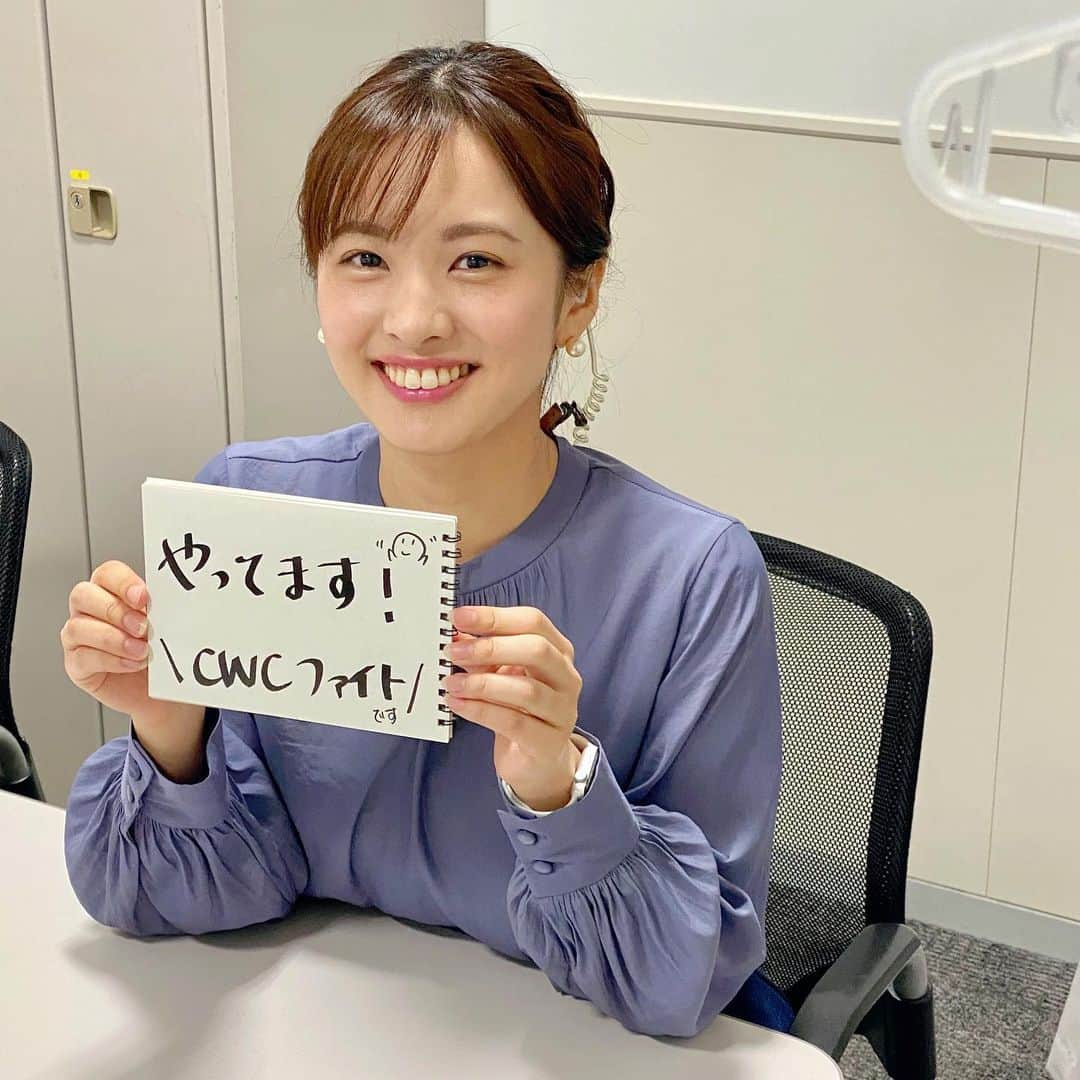 河出奈都美さんのインスタグラム写真 - (河出奈都美Instagram)「. zero OA前の一枚。 今週も元気にがんばっていきましょ😆  あ、ちなみに「やってます」っていうのは控室に山本アナが来る時にいつも「やってる？」って言ってくれるので色んな「やってます」返しをするというたわいもないやりとりです。 そんなささいなコミュニケーションも大事ですよね。  #それなのに #やんも先輩 #今日は無言でした #フリップ作った時に限って #この後クラブW杯実況担当 #ファイトです！  #日本テレビ #アナウンサー #山本紘之 アナ #河出奈都美」2月9日 0時44分 - kawade_natsumi