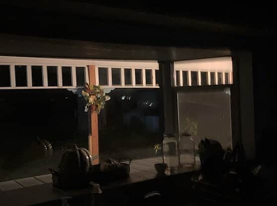 シャニン・ソサモンのインスタグラム：「some country windows, late last night. this place is a little bit scary. a big, beautiful and rickety old house. it used to be a “tea room and dance hall” for the locals, but it doesn’t quite feel as joyful as that sounds. still, i am inspired」