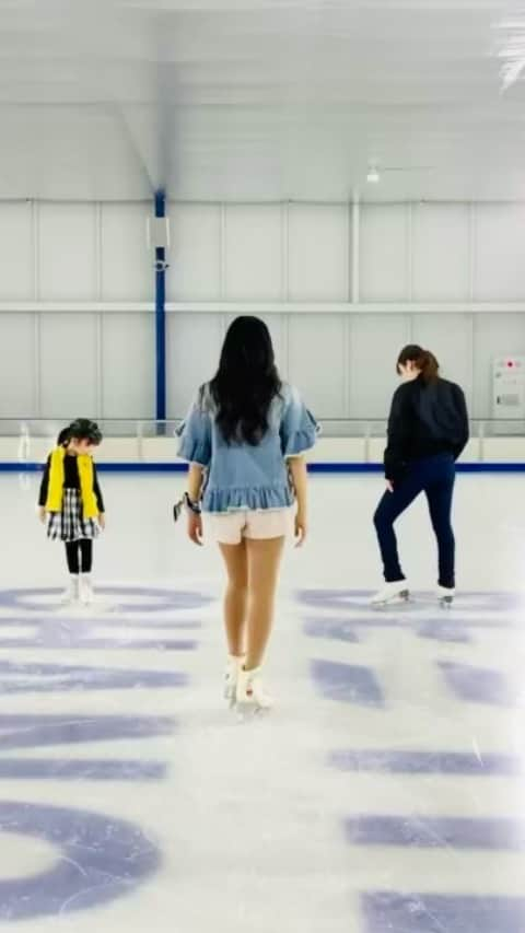 林渚のインスタグラム：「フィギュアスケーターが氷上でBTSのDynamite踊ってみた  @rinasawayama @renkotoch   #BTS #dynamite #figureskating #onice #踊ってみた #フィギュアスケート #ダンス #kpop」