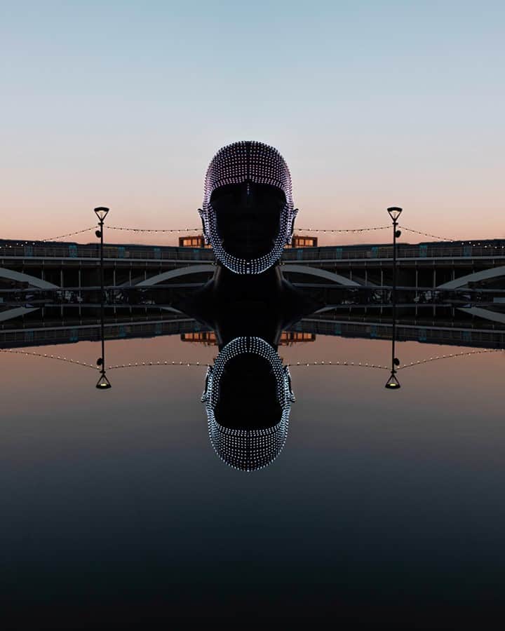 Fujifilm UKさんのインスタグラム写真 - (Fujifilm UKInstagram)「"There is so much beauty in symmetry. I loved the balance between the manmade symmetry of the monolithic head structure and the natural symmetry created by the reflection on the water.   The giant head reminded me of an Easter Island statue brought into the 21st century with the use of programmable lighting exposing a darker side of the modern world, stripped of individuality through being faceless.   Today we are spending more and more time online in the digital world, and less time interacting face to face. Perhaps the faceless head is a reflection of the direction society is headed."  An interesting perspective from photographer @turkwise as he captured this photo at Battersea Power Station.  #XT3 XF23mmF2 R WR F2.2, ISO 160, 1/850 sec  #RepostMyFujifilm #Fujifilm #XSeries」2月9日 1時00分 - fujifilmuk