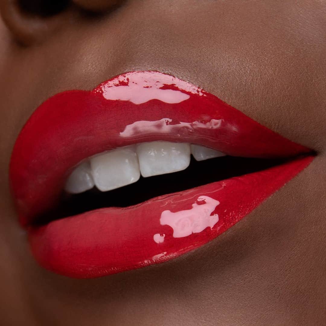 Smashboxのインスタグラム：「The perfect Valentine’s Day lip doesn’t exi–   Grab our vday 'Fire Kit' to create a bold, adventurous lip🔥」
