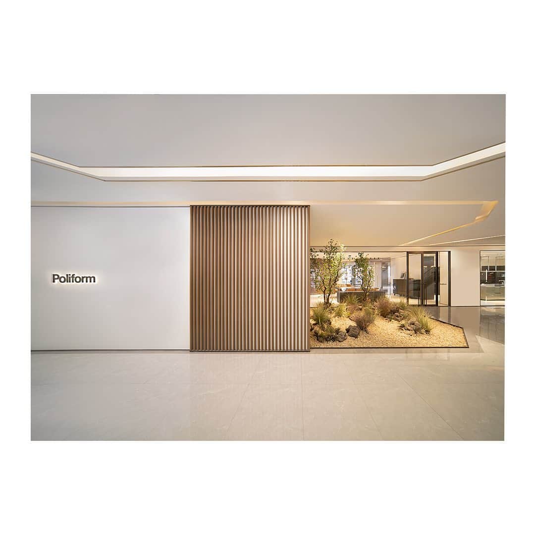 Poliform|Varennaさんのインスタグラム写真 - (Poliform|VarennaInstagram)「Poliform continues with its campaign of store openings in China with the opening of its new monobrand store in Zhengzhou, in the province of Henan. The 800 square meter showroom is spread across two floors which present Poliform’s collection with a focus on the latest products. A space designed to inspire, where all the different areas flow harmoniously into one another. As with every other Poliform showroom in the world, the focus in this new monobrand store is on conveying a lifestyle and let visitors experience it in its most authentic expression.  Poliform Zhengzhou 22 Shangdu road Zhengzhou  #poliform #polifozhengzhou #design #madeinitaly #poliformshowroom #homedesign #china #newshop」2月9日 1時01分 - poliform_official