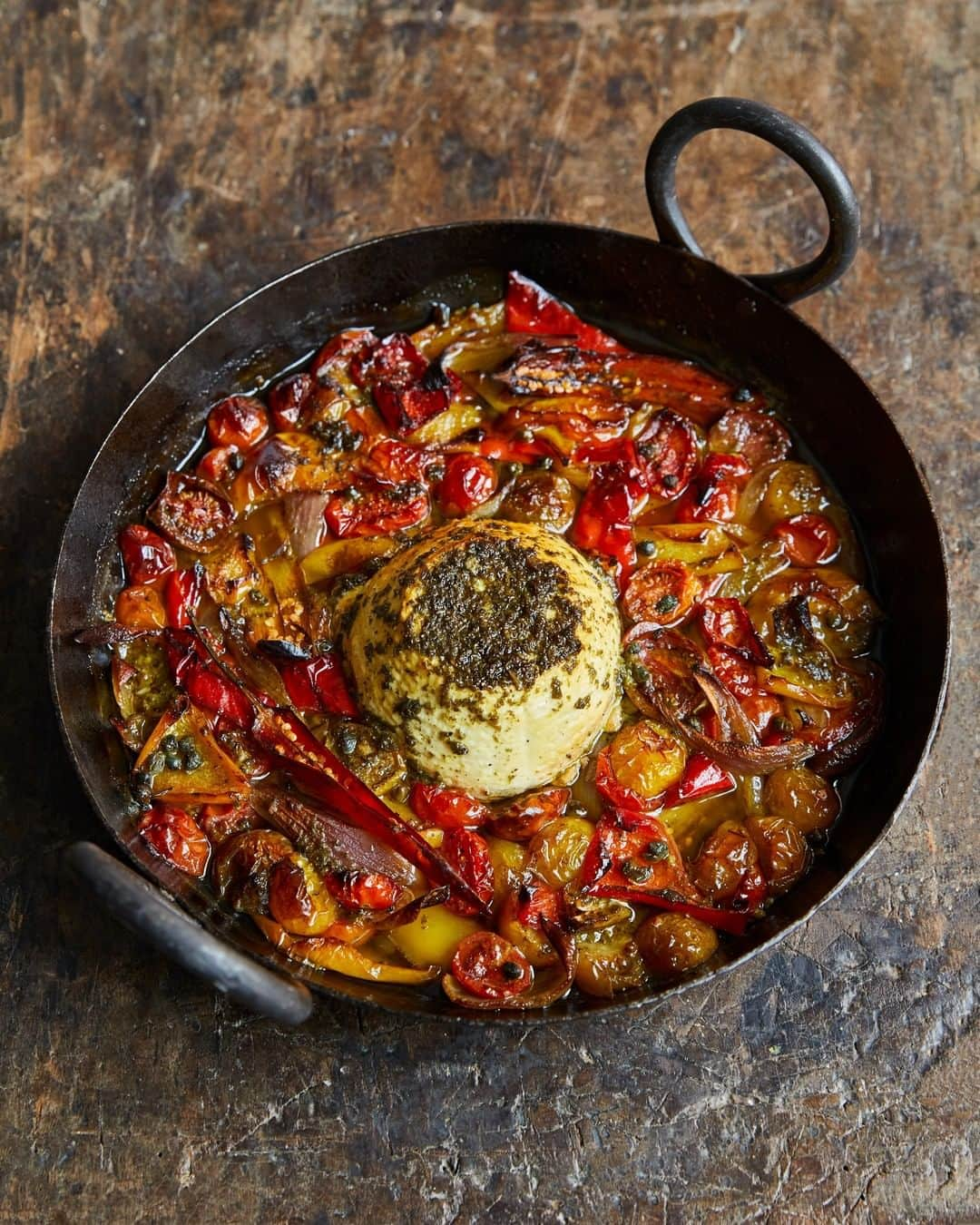 ジェイミー・オリヴァーさんのインスタグラム写真 - (ジェイミー・オリヴァーInstagram)「My whole baked roasted ricotta pasta went down a storm on today's #KeepCookingDaily live! It's a method that some of you may have seen all over the internet recently and yes feel free to swap the ricotta for feta! I’ve used mixed-colour tomatoes and peppers here, but you can mix it up use whatever you fancy. Recipe link in my bio, as well as the link if you want to catch up on today's live! #RicottaPasta #FetaPasta」2月9日 1時03分 - jamieoliver