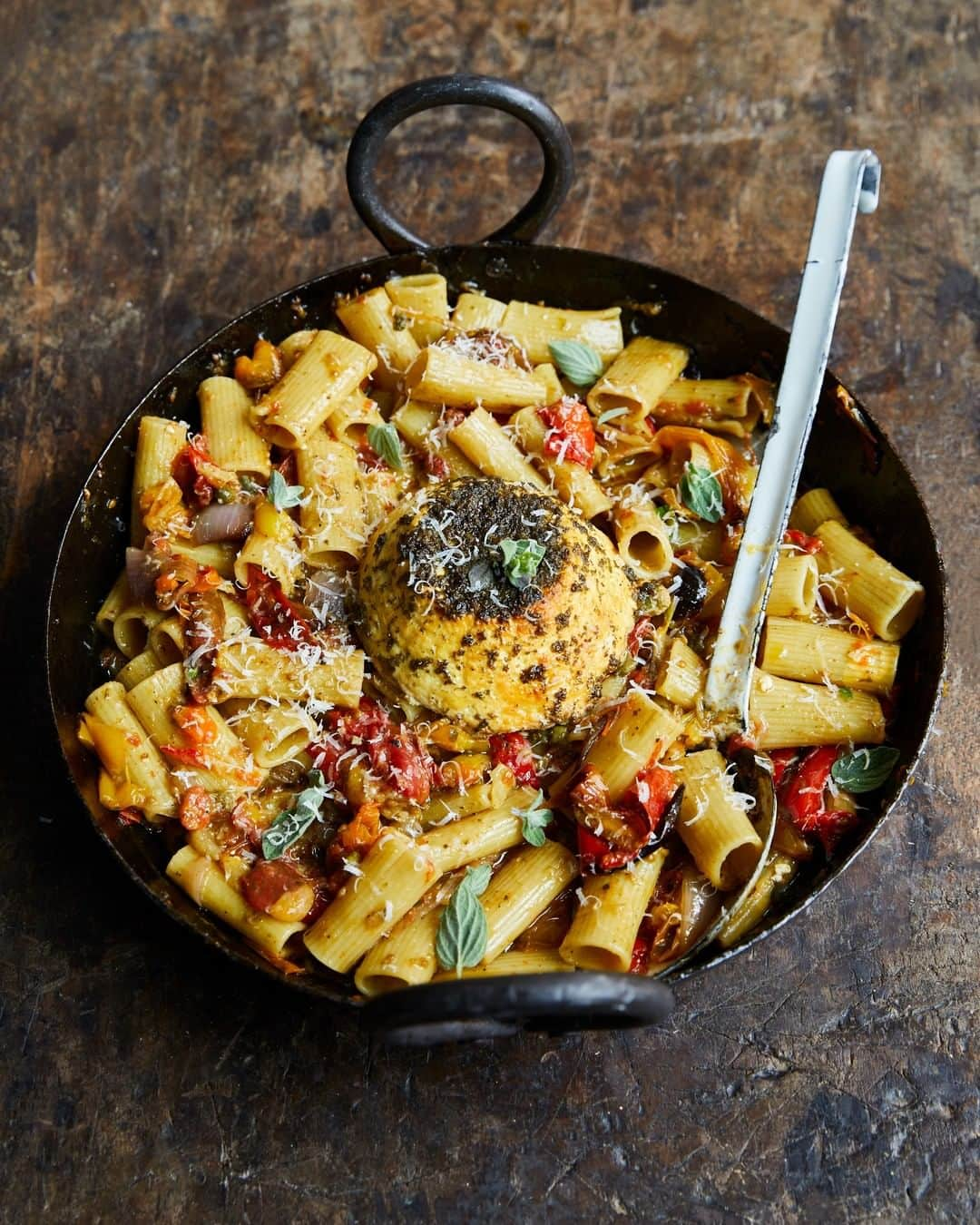 ジェイミー・オリヴァーさんのインスタグラム写真 - (ジェイミー・オリヴァーInstagram)「My whole baked roasted ricotta pasta went down a storm on today's #KeepCookingDaily live! It's a method that some of you may have seen all over the internet recently and yes feel free to swap the ricotta for feta! I’ve used mixed-colour tomatoes and peppers here, but you can mix it up use whatever you fancy. Recipe link in my bio, as well as the link if you want to catch up on today's live! #RicottaPasta #FetaPasta」2月9日 1時03分 - jamieoliver